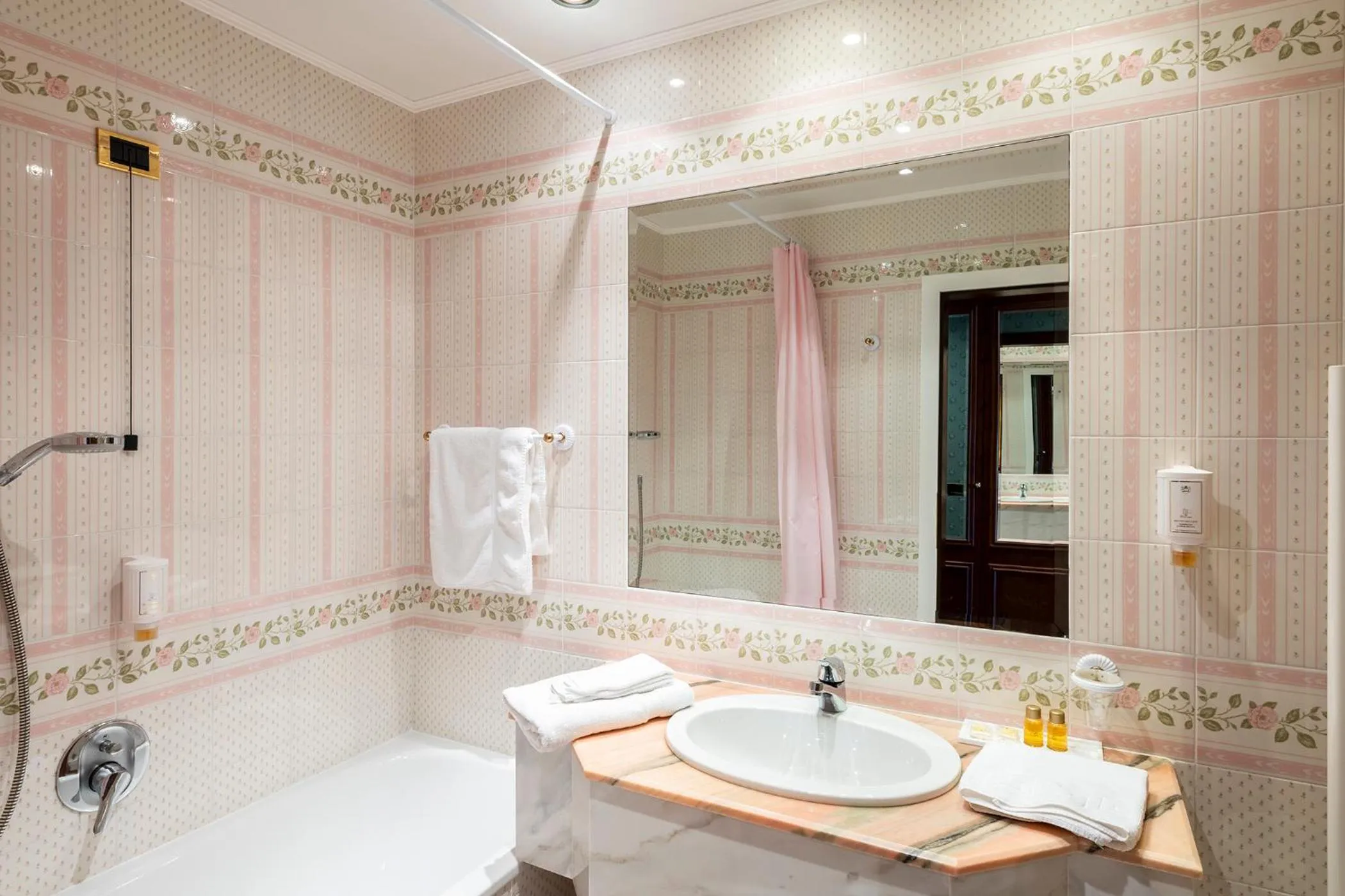 Shower, Bathroom in Hotel Sochers Club