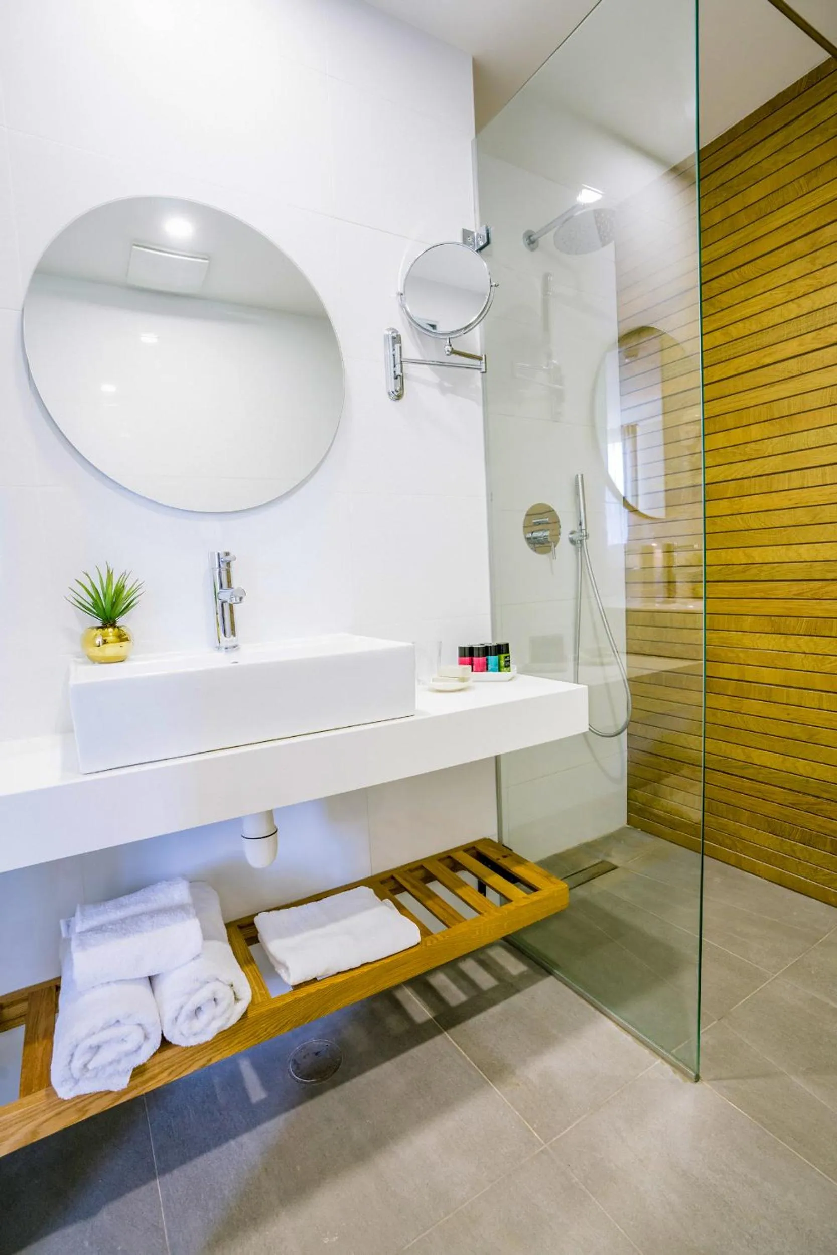 Shower in Roxon Sea Sand Bat Yam