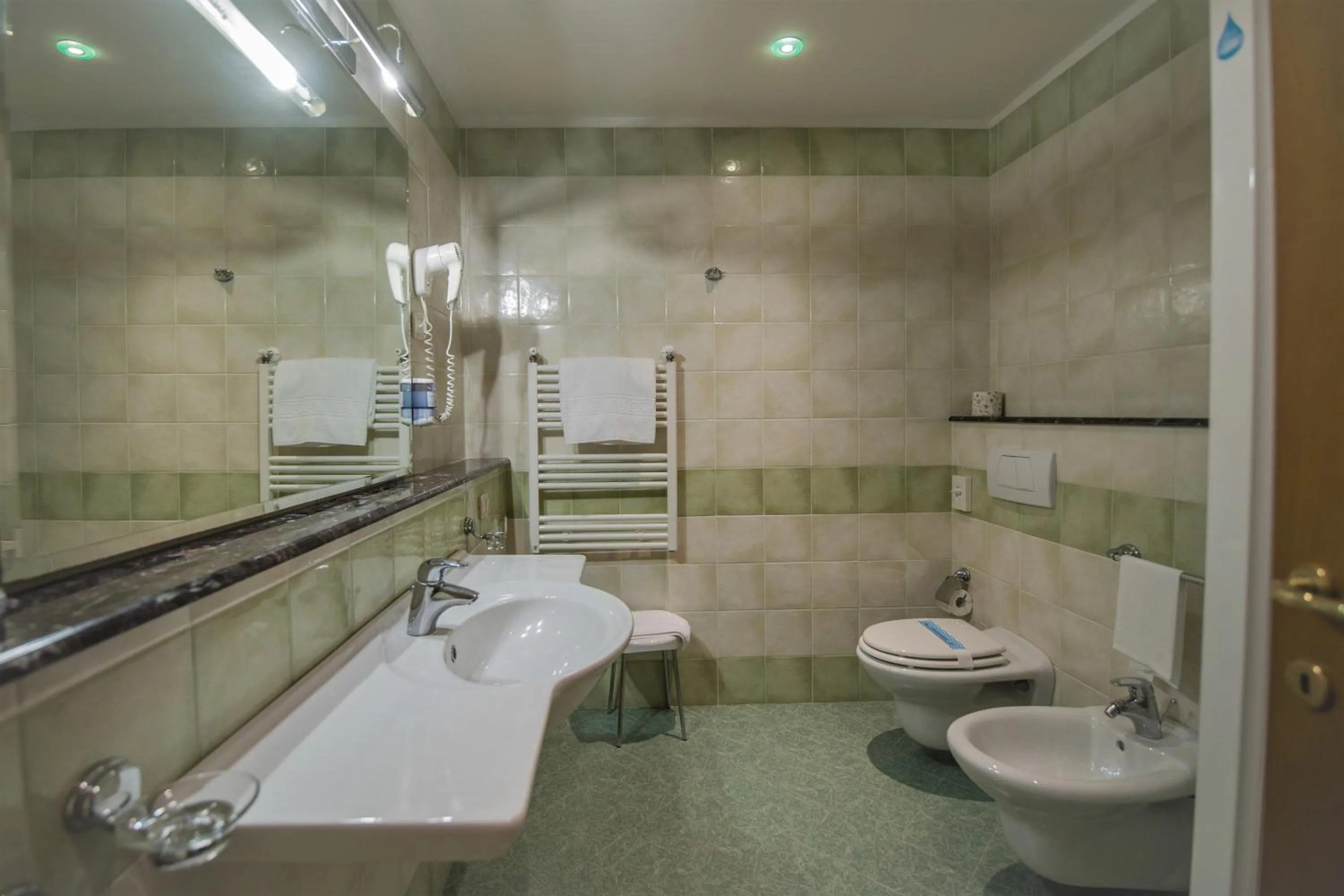 Shower in Hotel Le Grotte