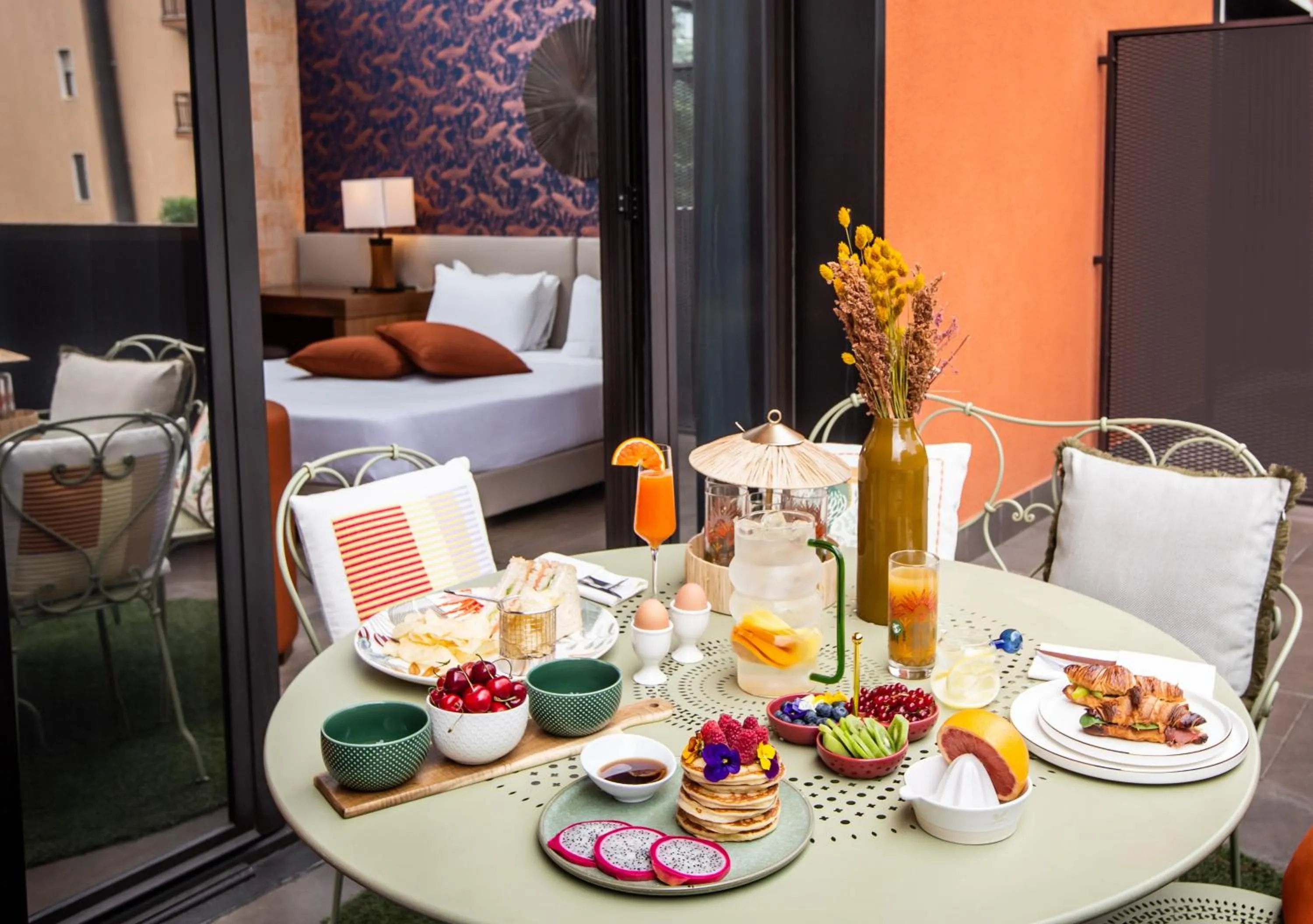 Balcony/Terrace, Bed in Milan Suite Hotel