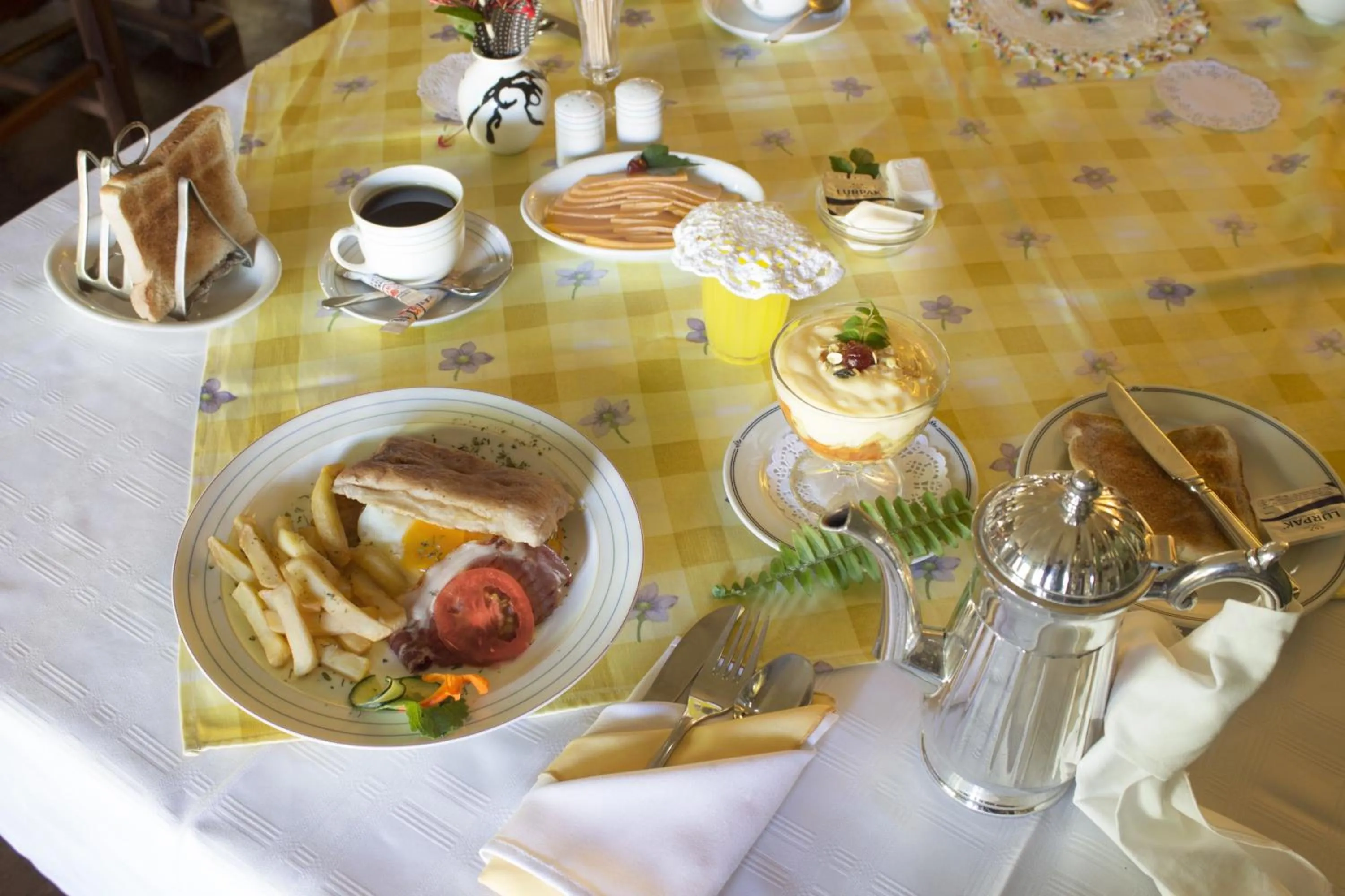 Breakfast in River House Lodge