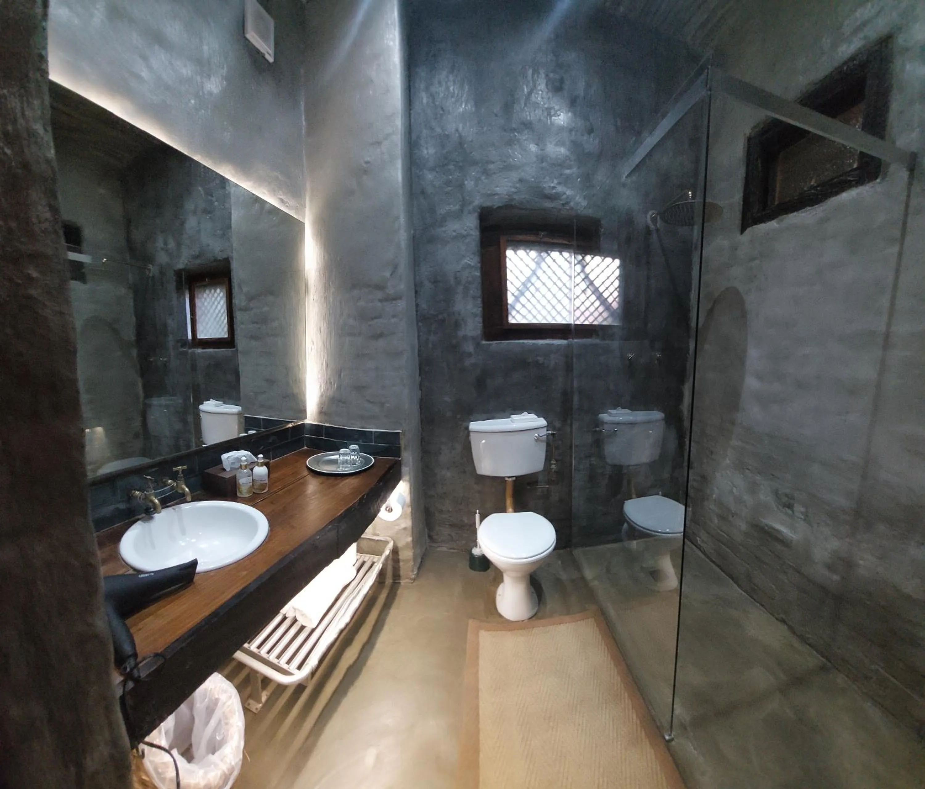 Shower in River House Lodge