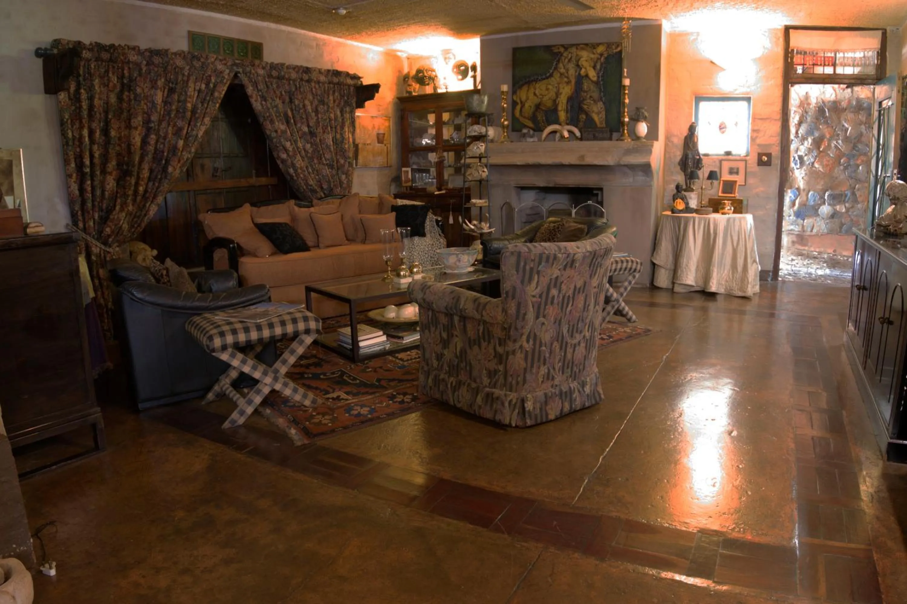 Communal lounge/ TV room in River House Lodge