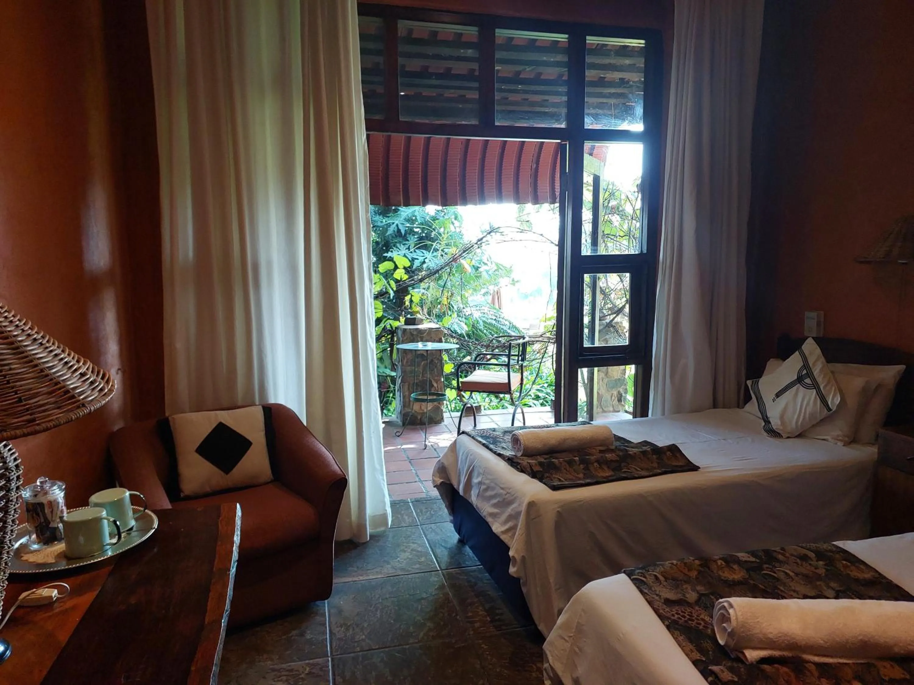 Seating area, Bed in River House Lodge