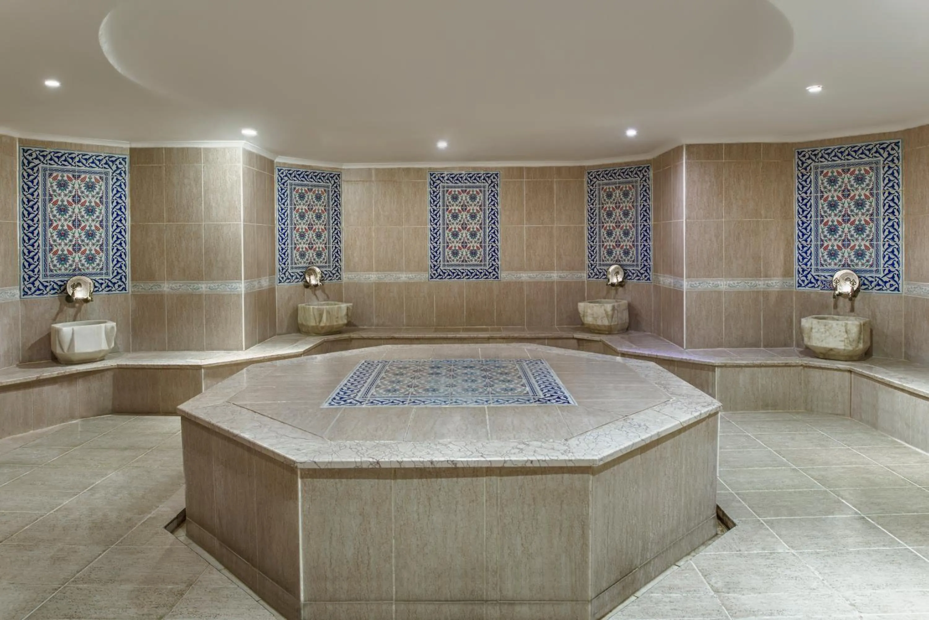 Public Bath in Botanik Hotel