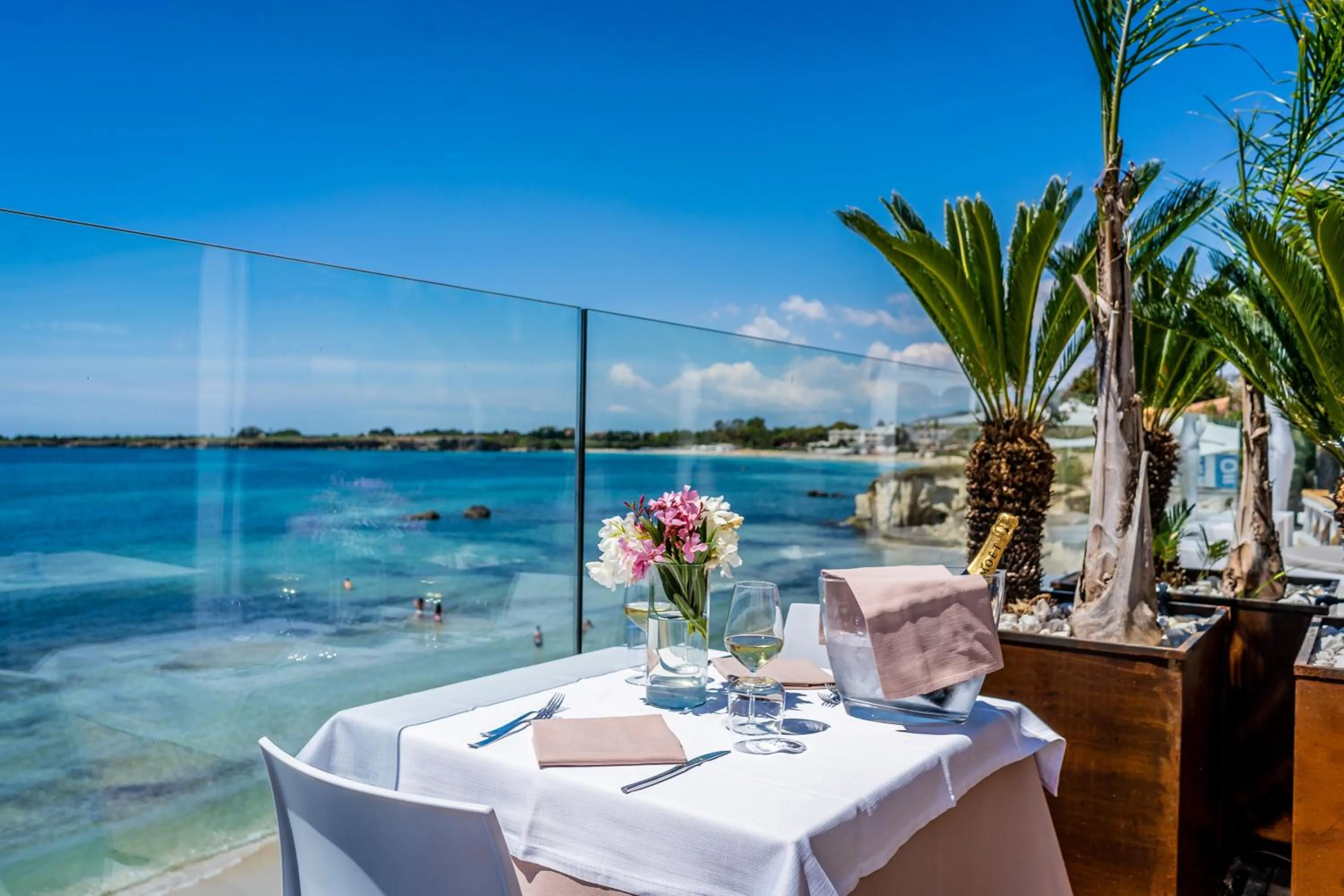 Lounge or bar in White Bay