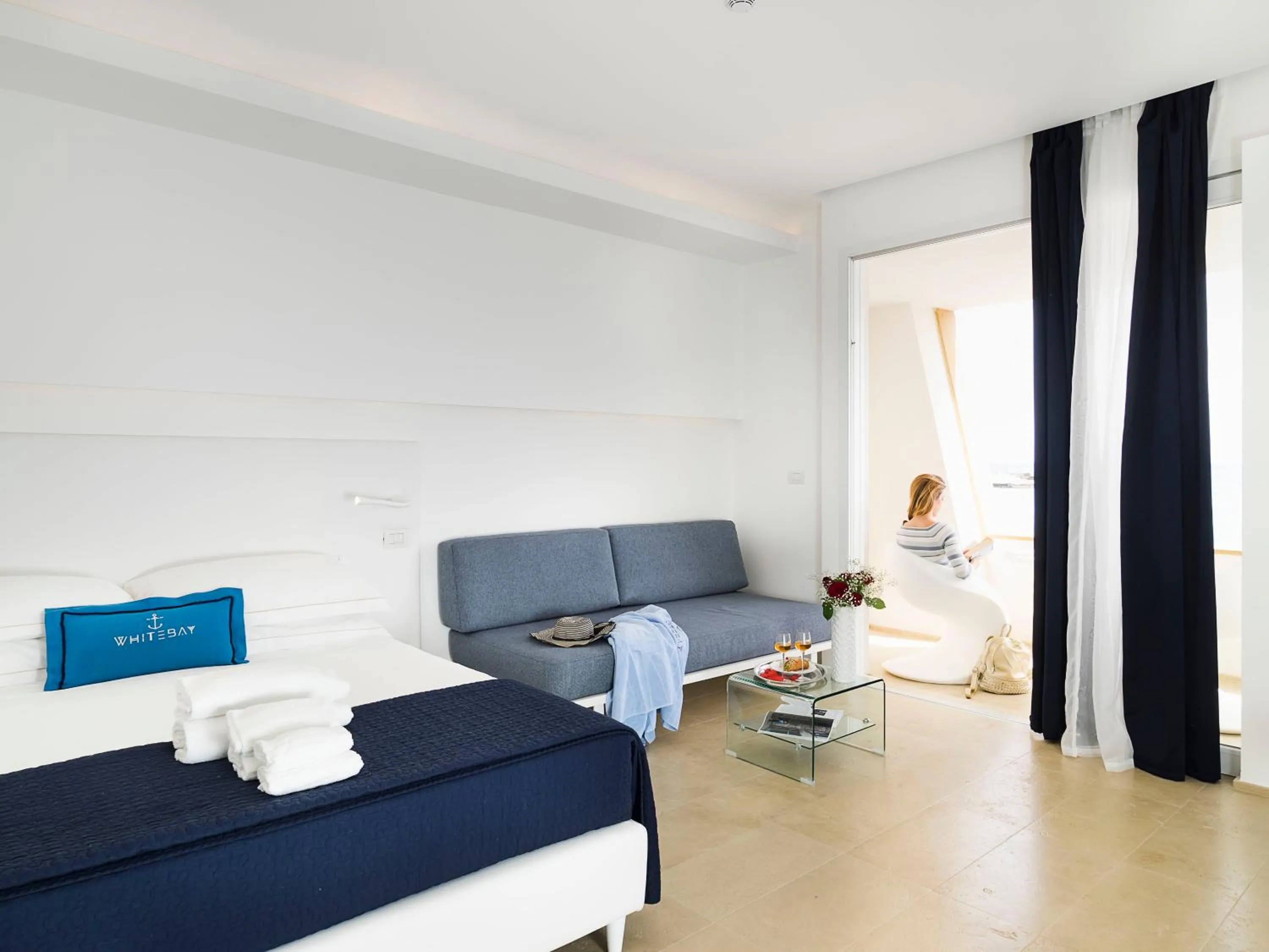 Photo of the whole room in White Bay