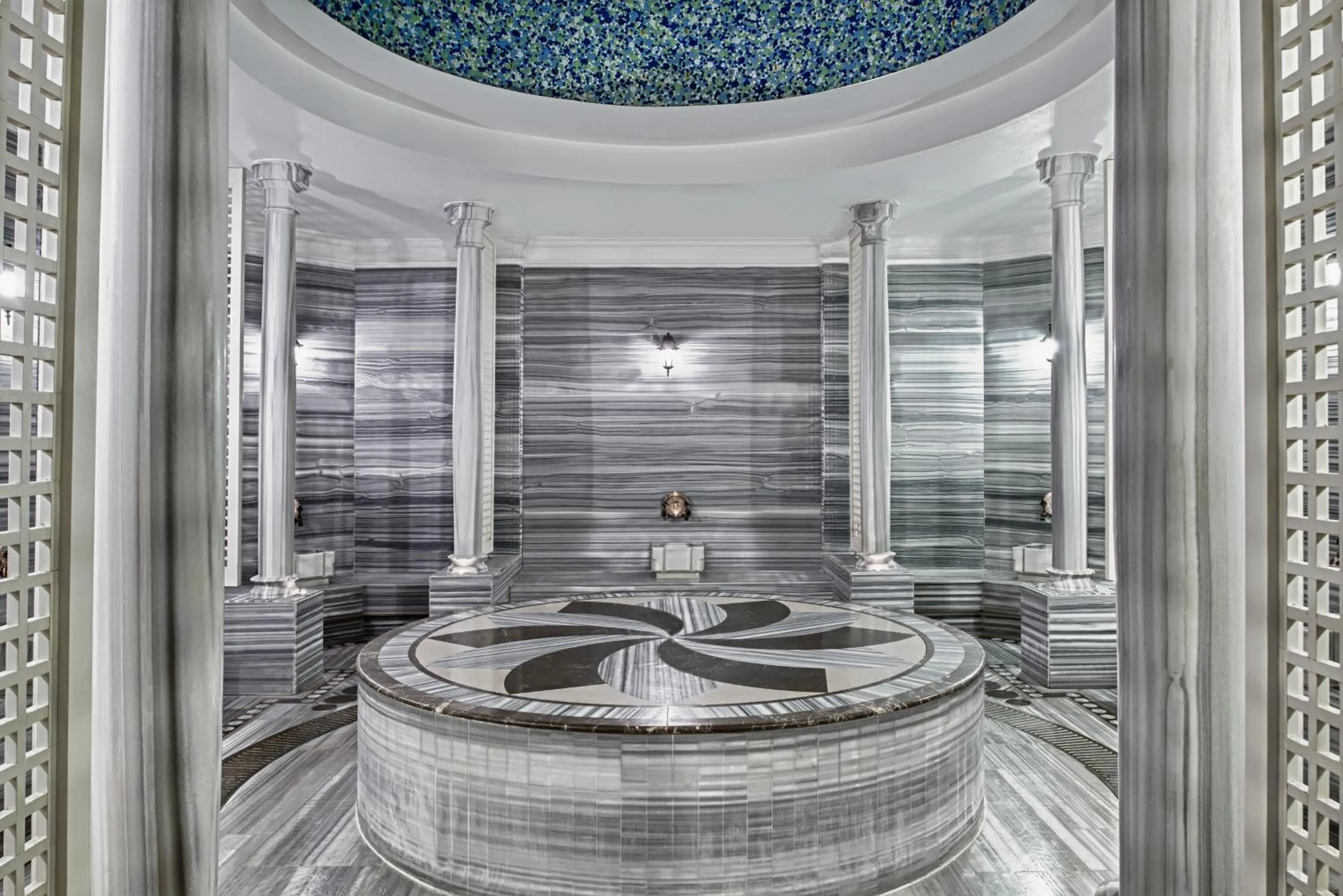 Decorative detail in Delphin Diva Premiere