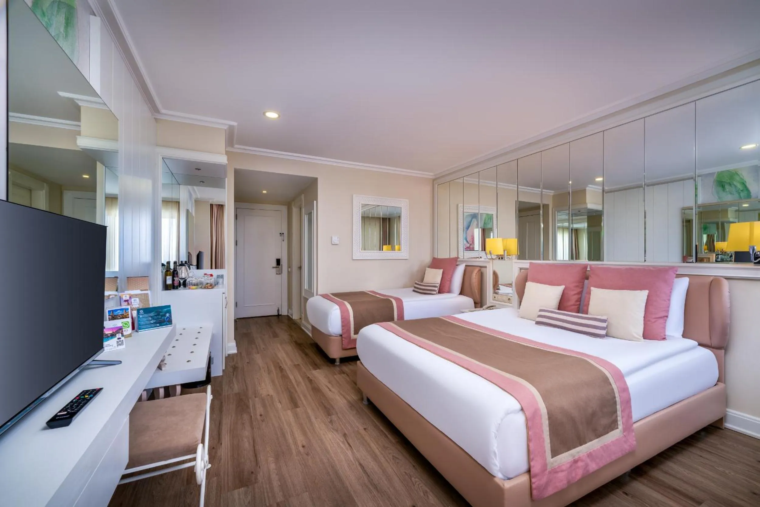 Photo of the whole room, Bed in Delphin Diva Premiere