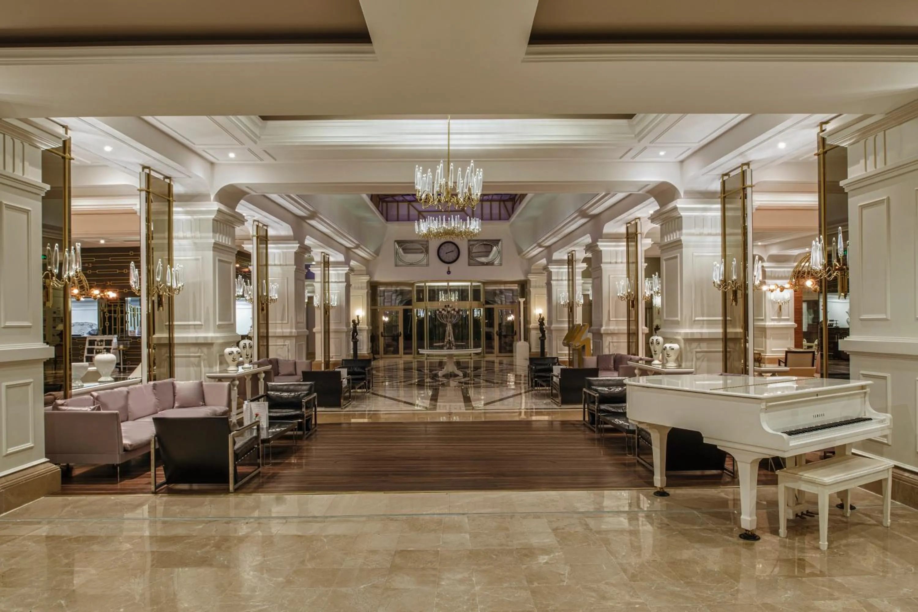 Decorative detail in Delphin Diva Premiere