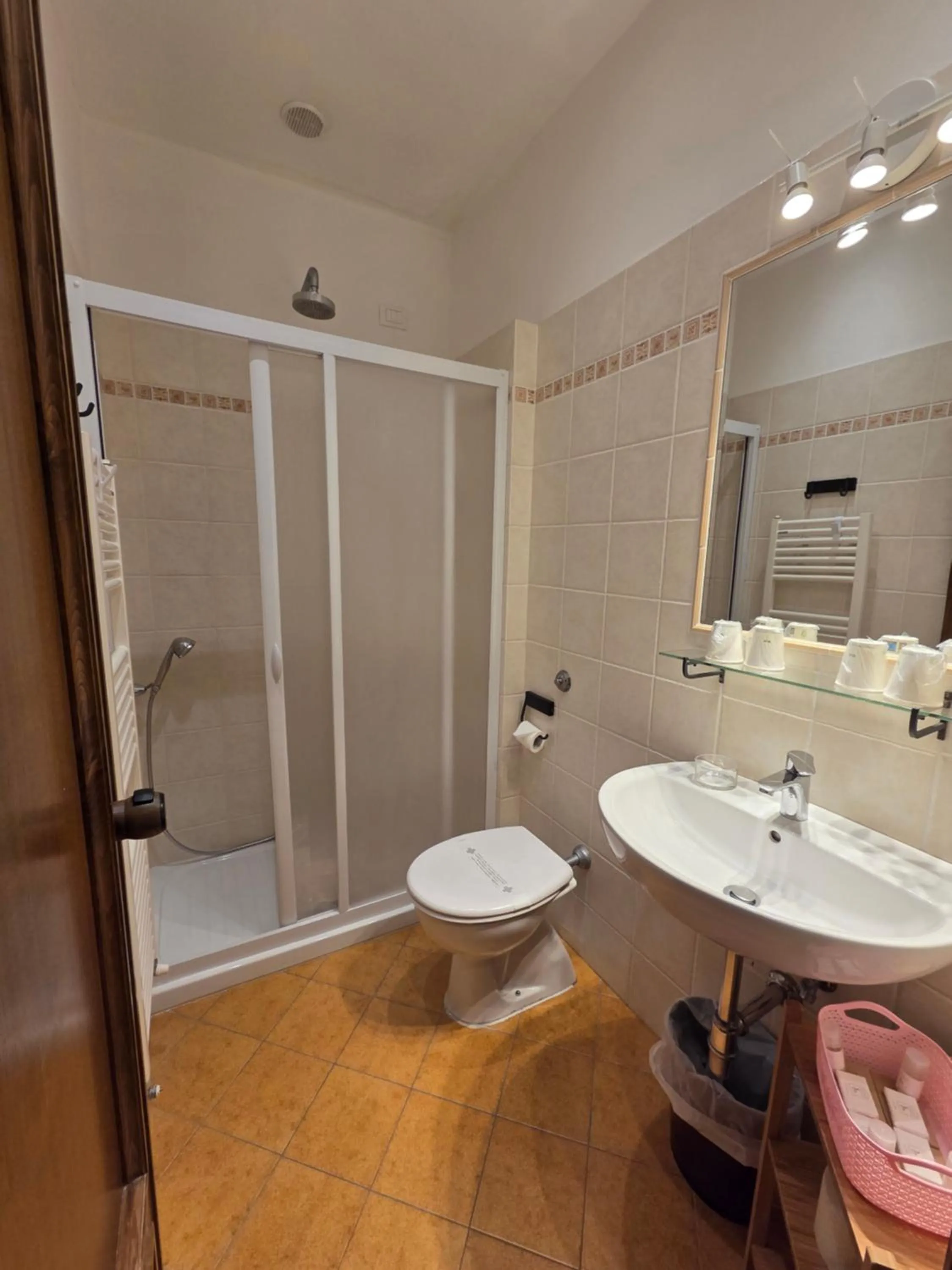 Bathroom in Albergo Etruria