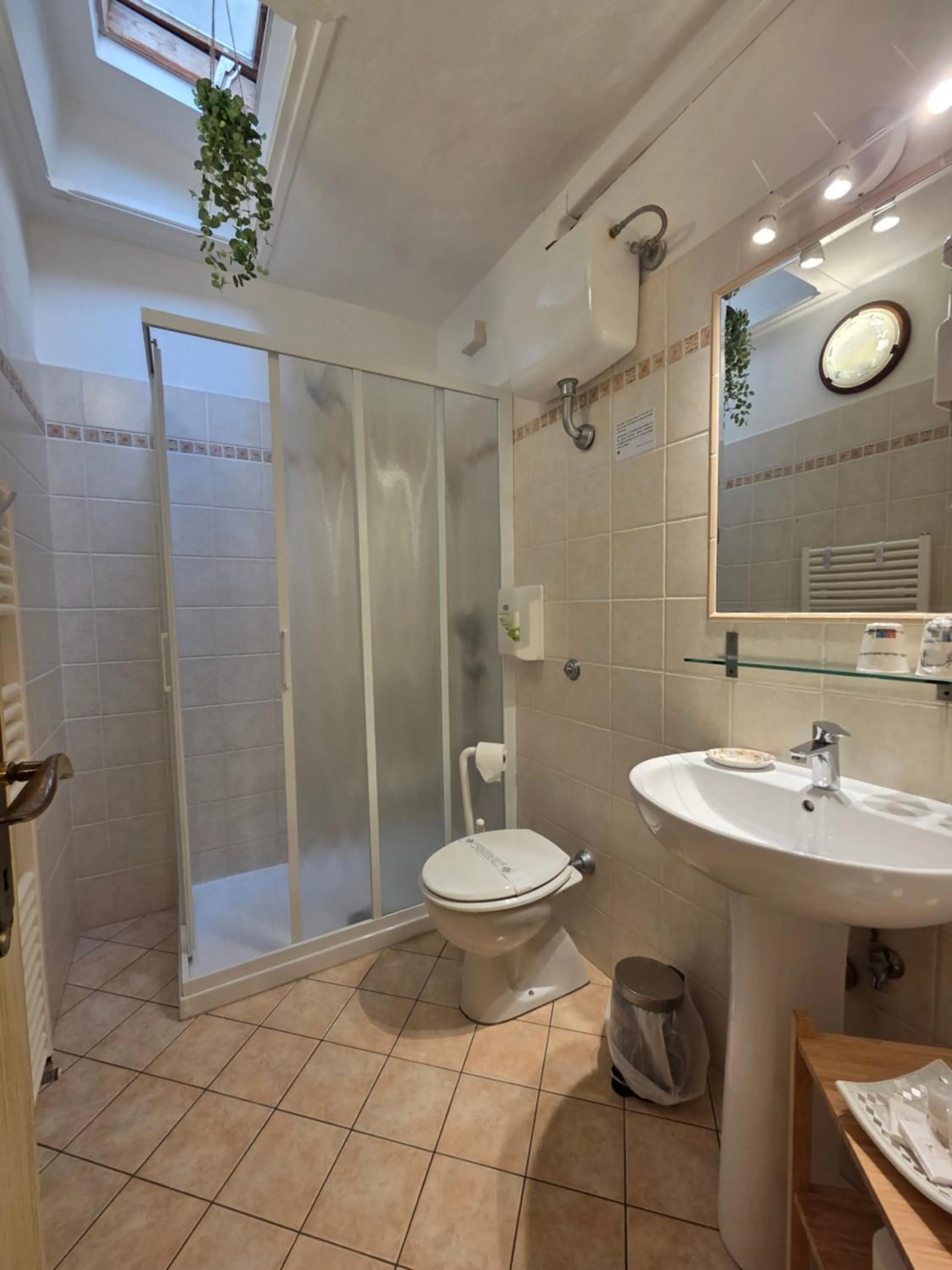 Bathroom in Albergo Etruria