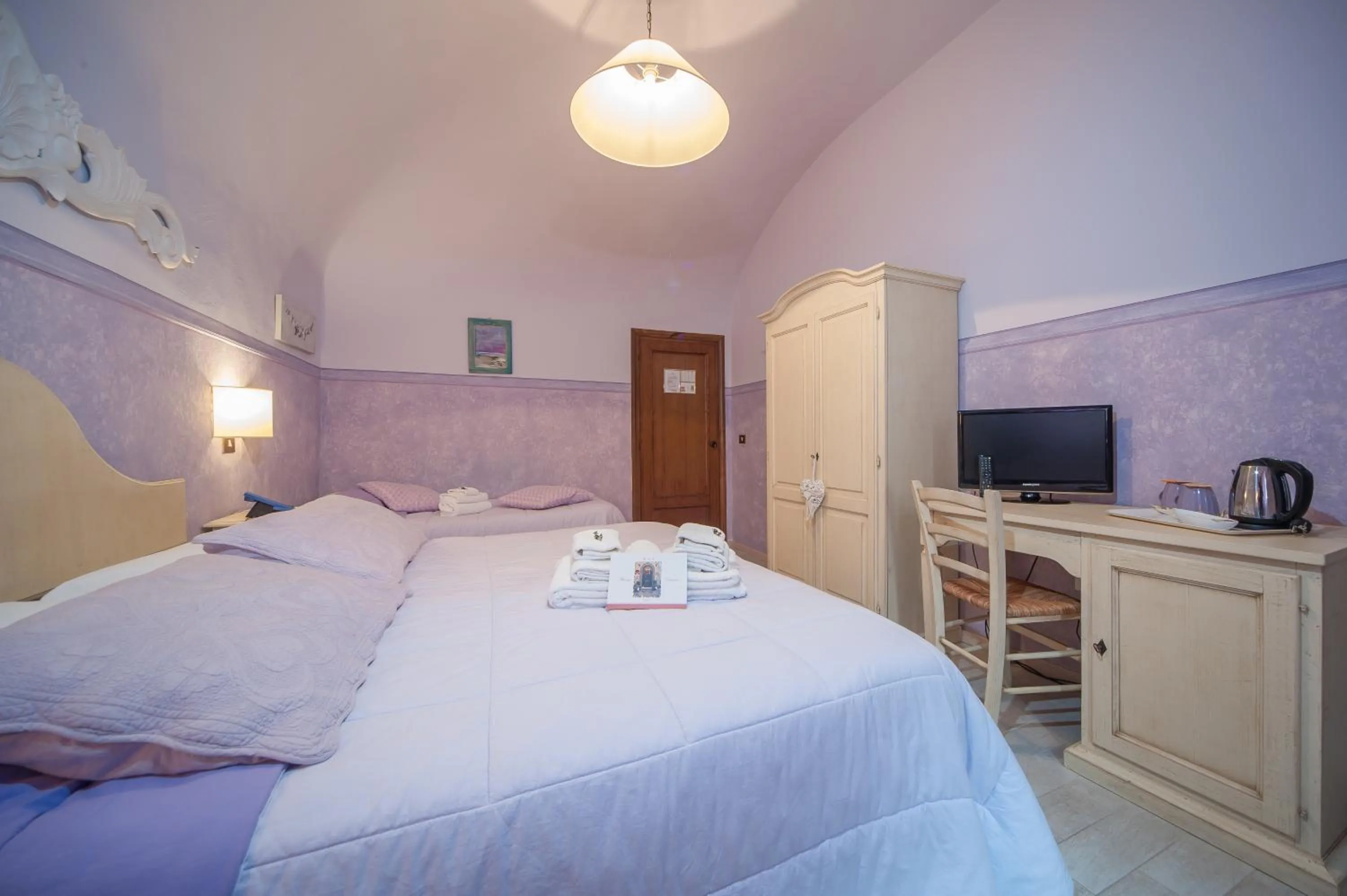 Photo of the whole room, Bed in Albergo Etruria