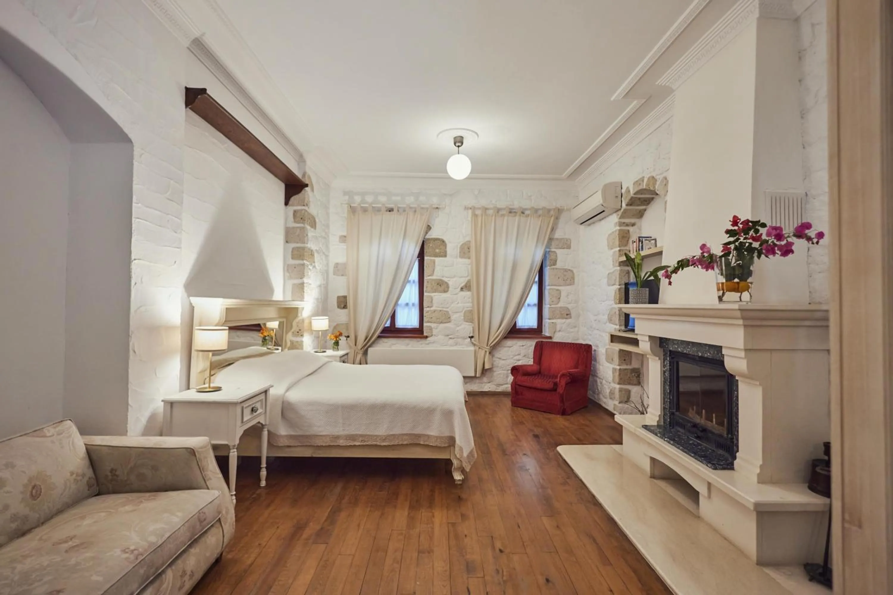 Photo of the whole room in Alacati Zeytin Konak Hotel