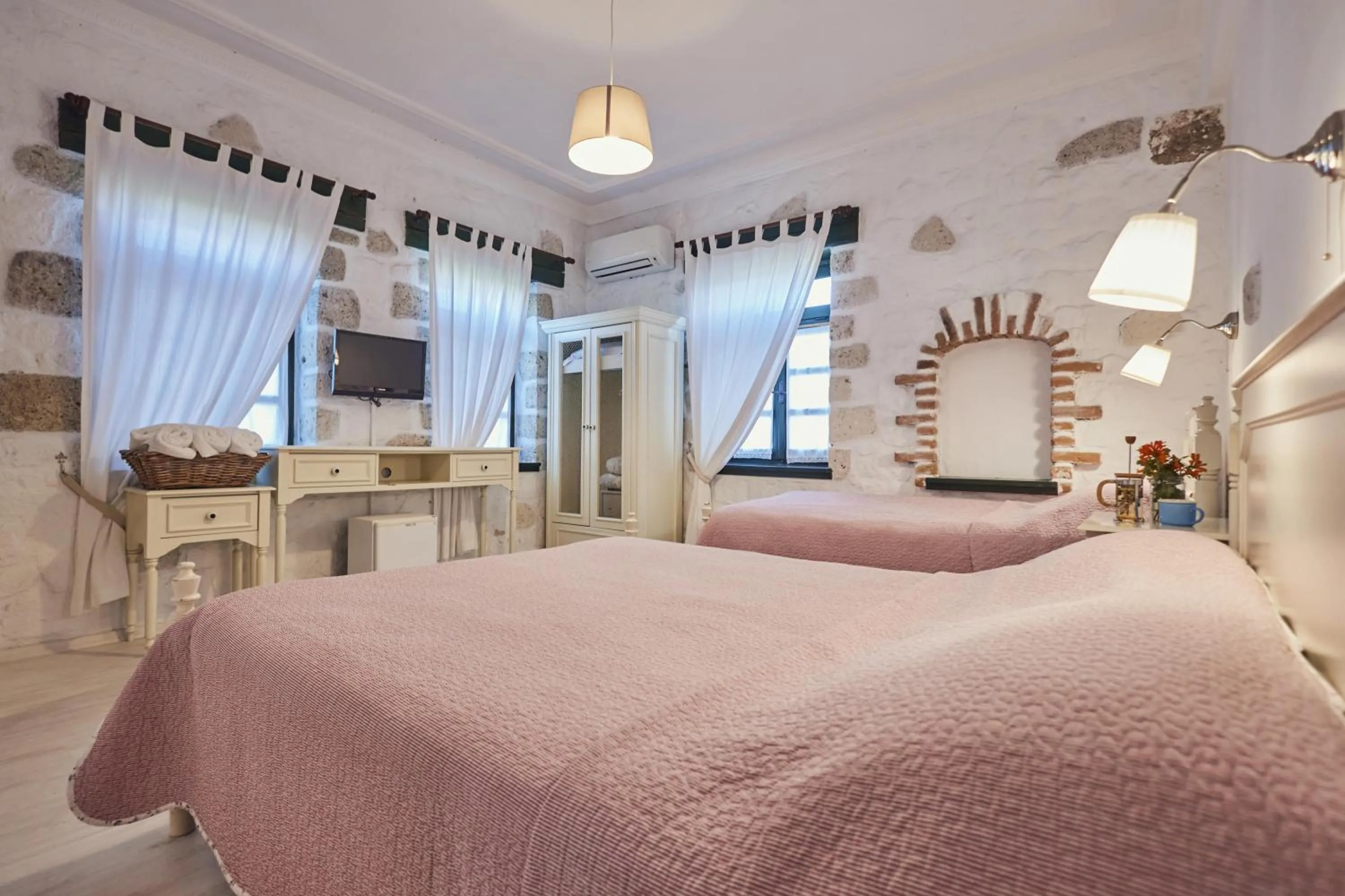 Photo of the whole room in Alacati Zeytin Konak Hotel