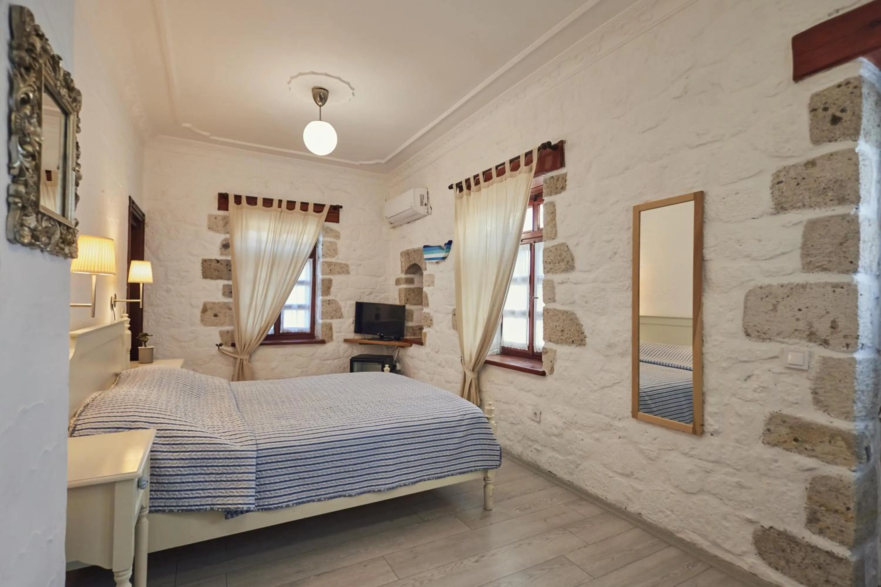 Photo of the whole room in Alacati Zeytin Konak Hotel