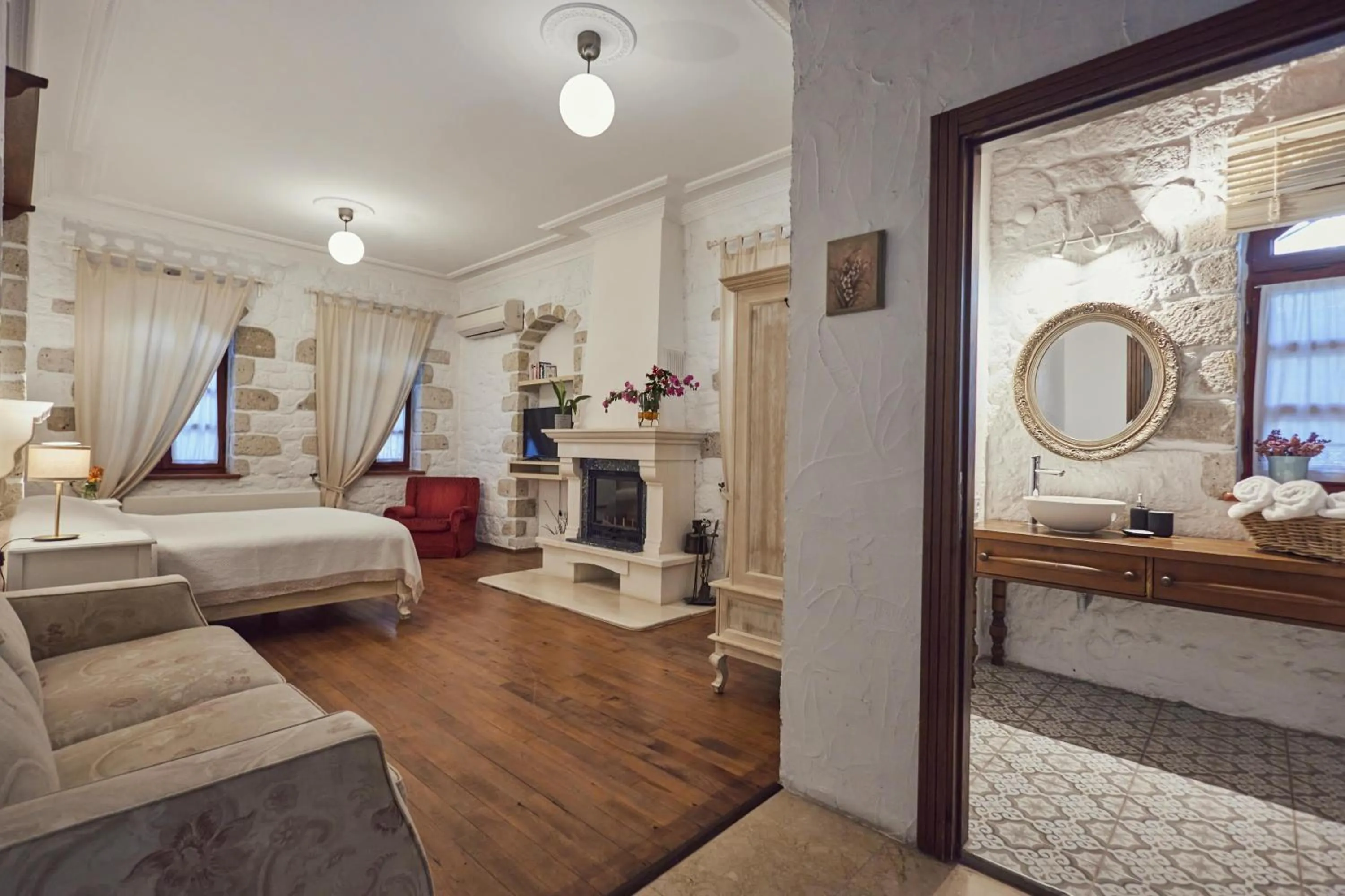 Photo of the whole room in Alacati Zeytin Konak Hotel