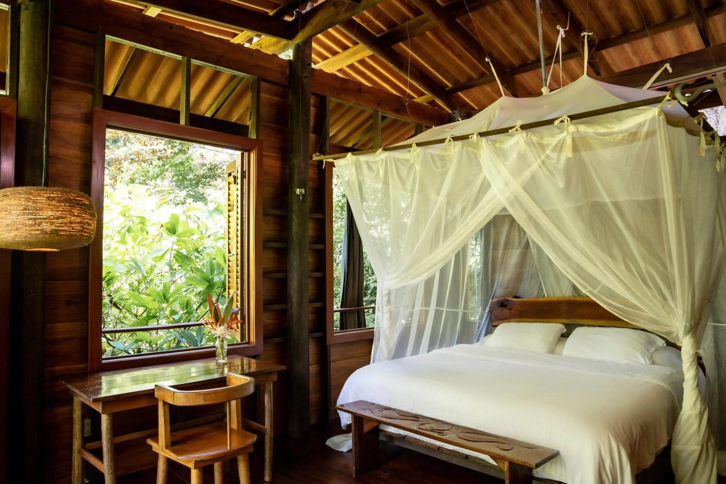 Bed in La Loma Jungle Lodge and Chocolate Farm