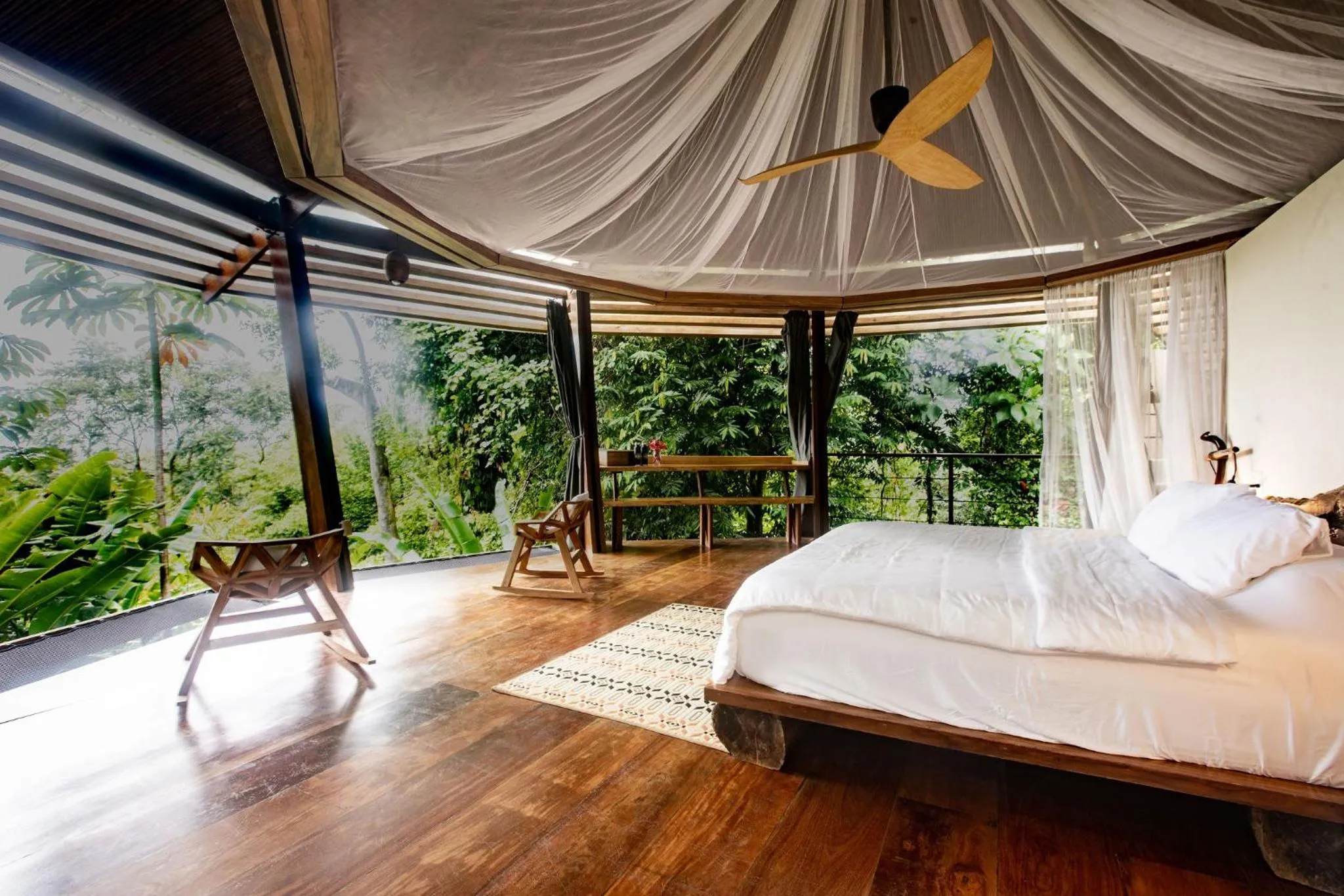 Bed in La Loma Jungle Lodge and Chocolate Farm