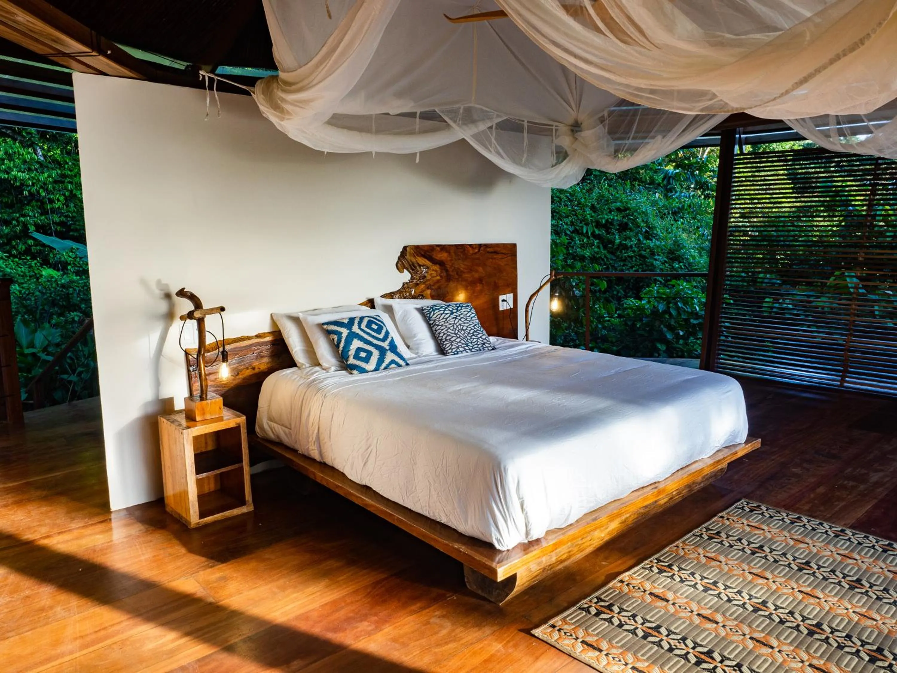Bed in La Loma Jungle Lodge and Chocolate Farm