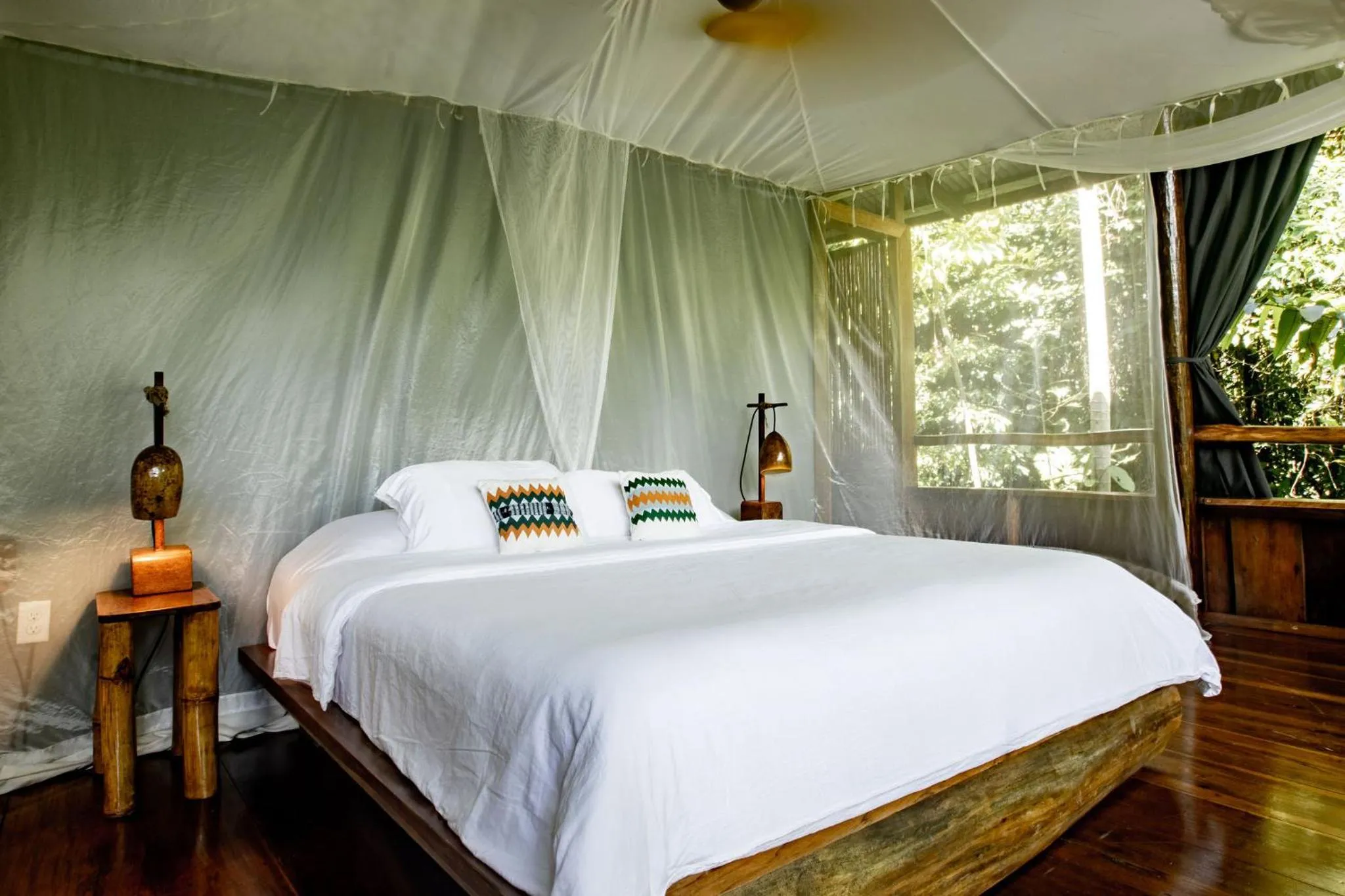 Bed in La Loma Jungle Lodge and Chocolate Farm