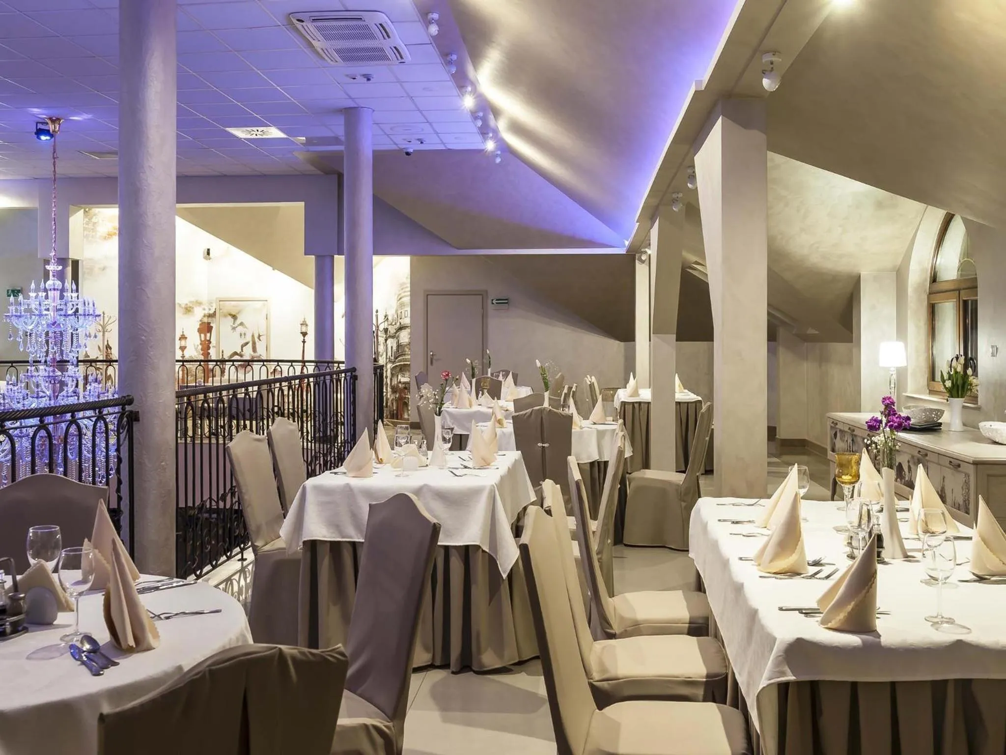 Restaurant/places to eat in Hotel Sevilla