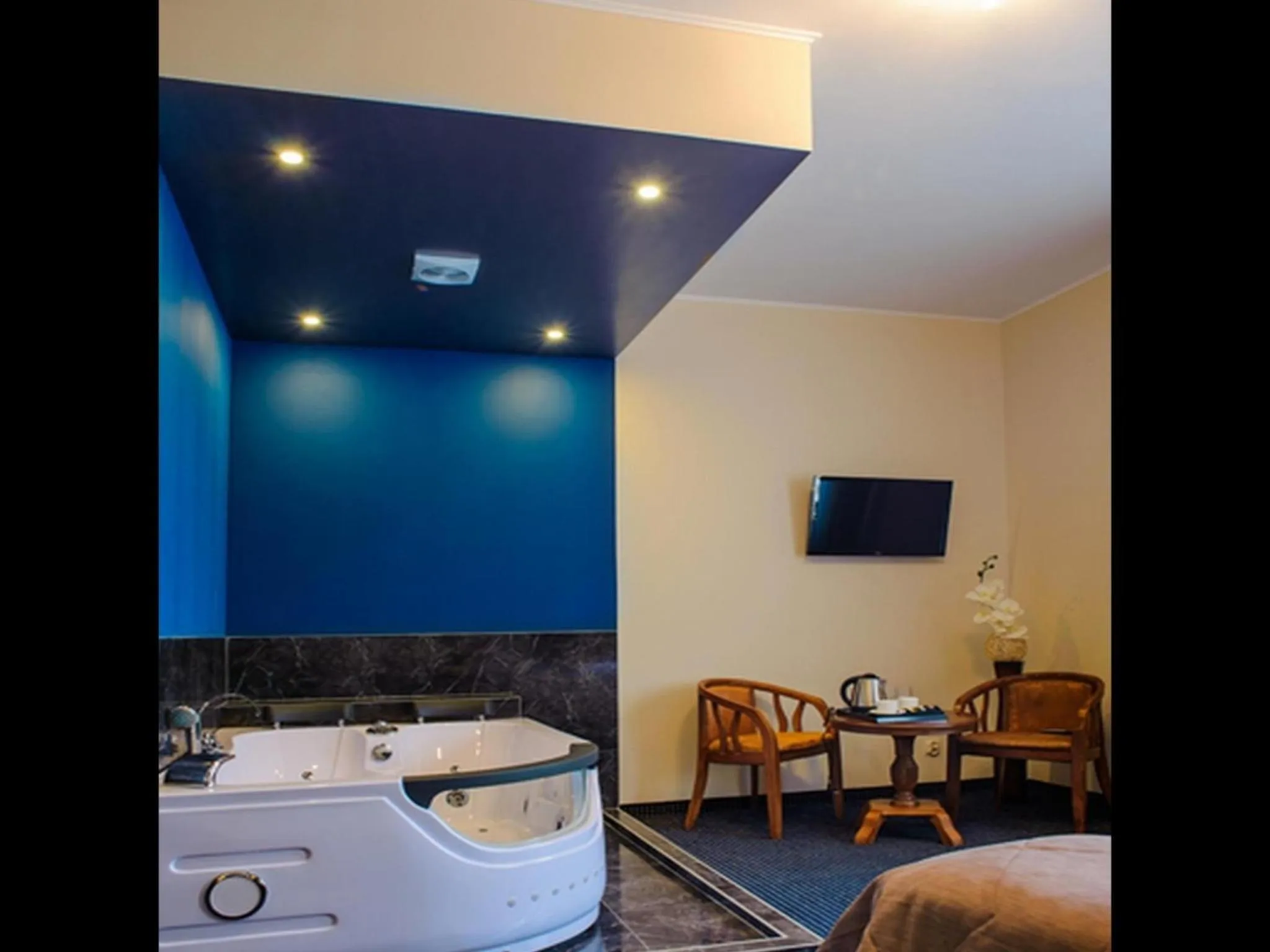 Bathroom, Bed in Hotel Sevilla