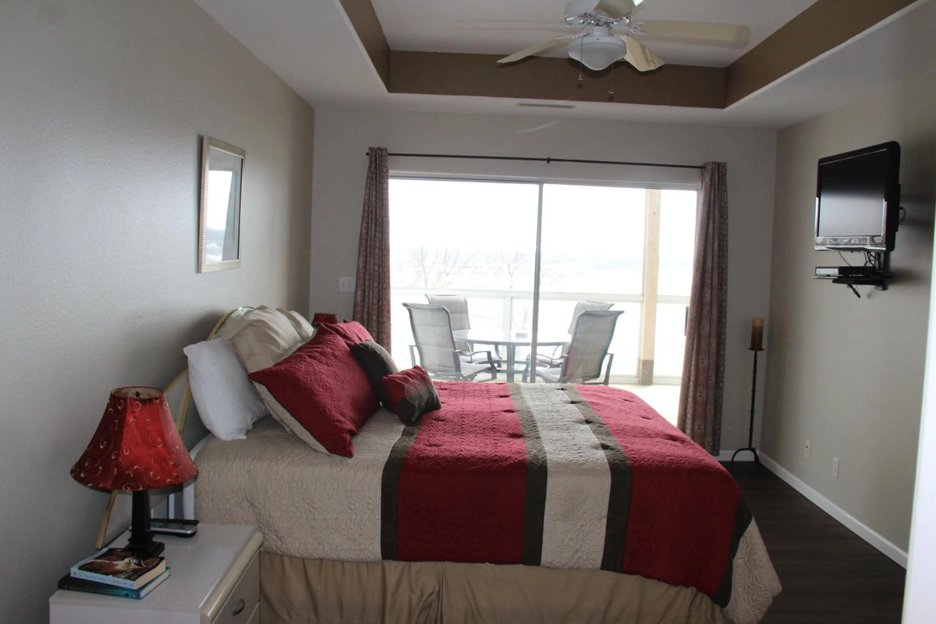 Bathroom, Bed in Lake Ozarks Get Away