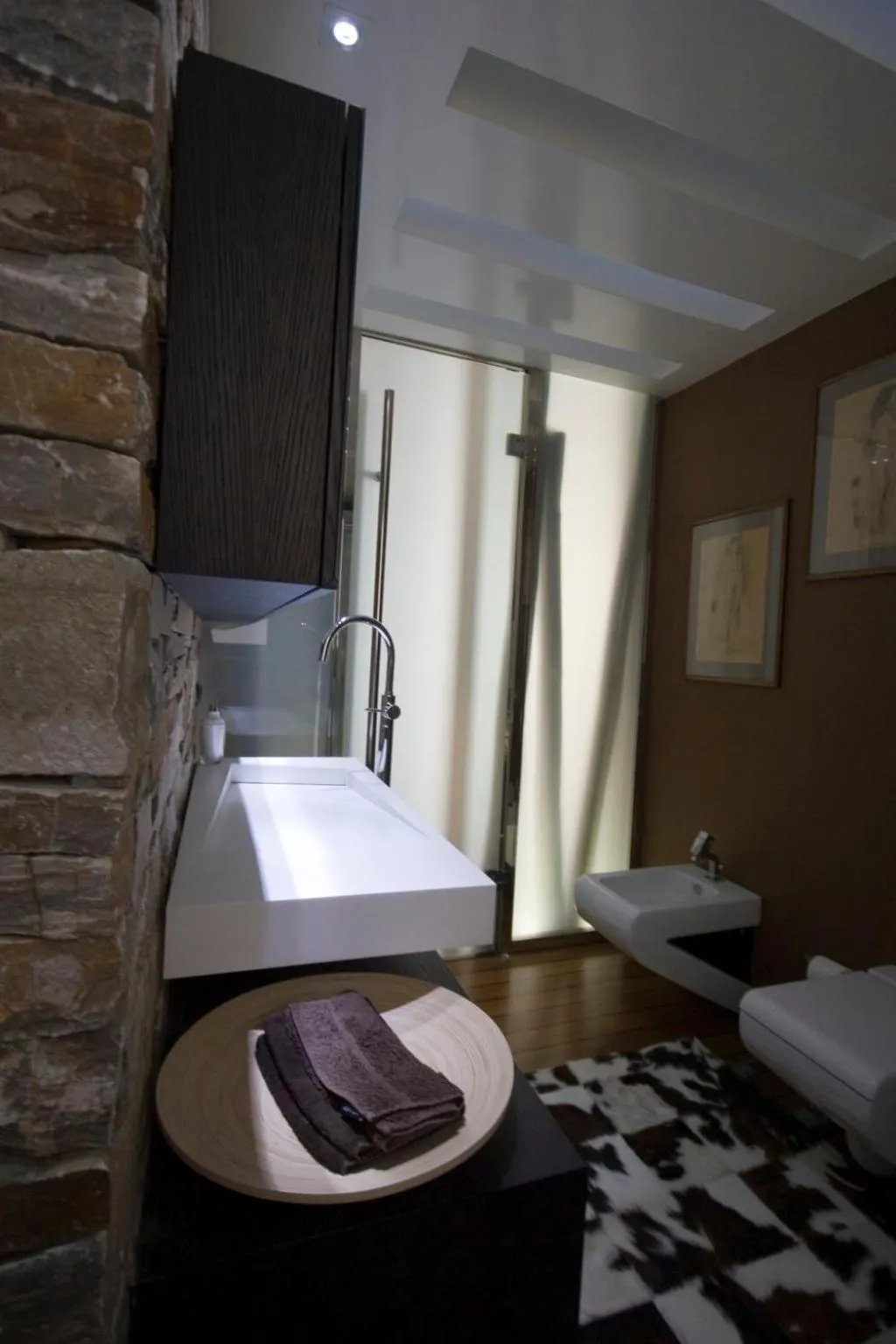 Bathroom, Bed in Panorama Penthouse & Studios