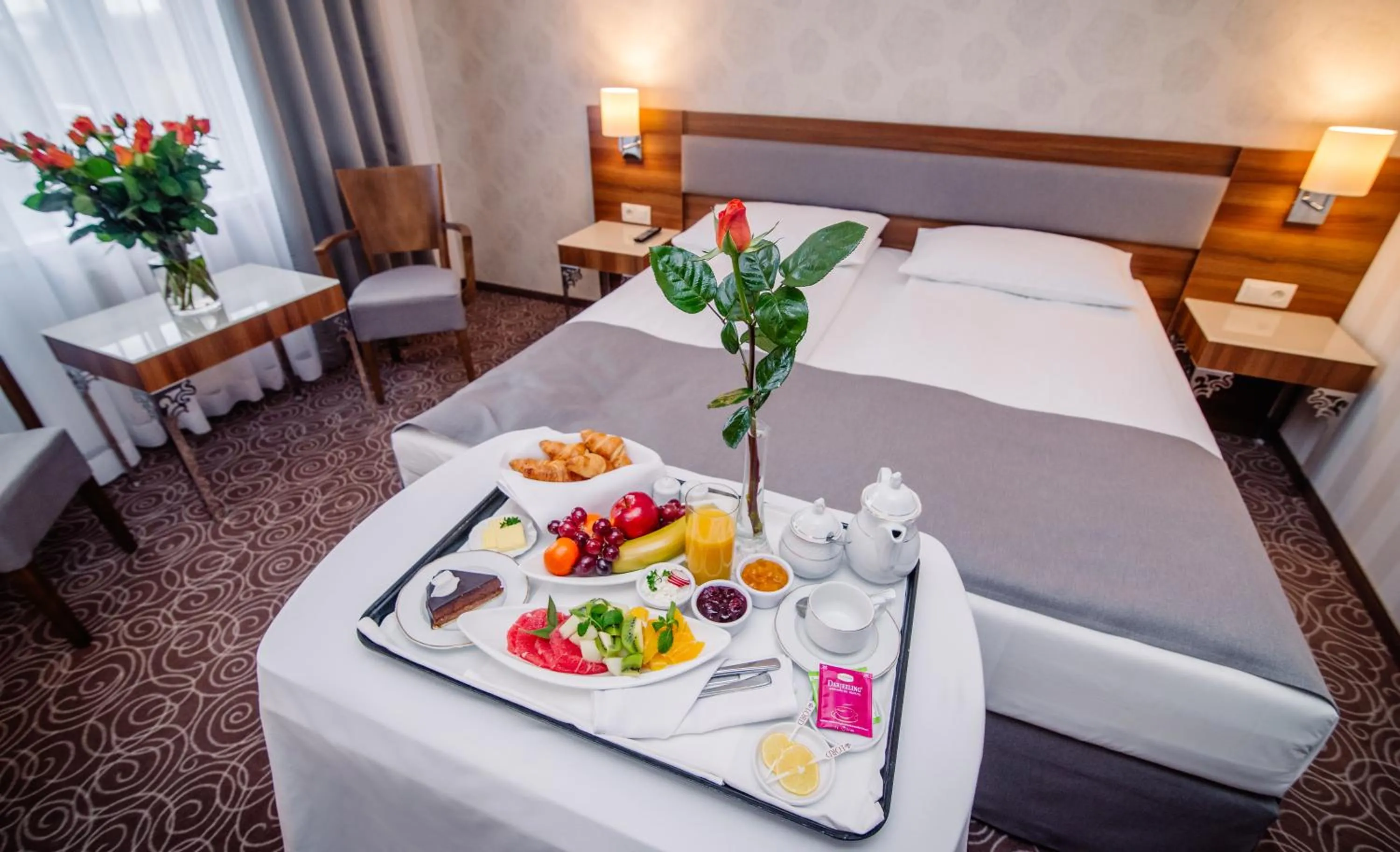 Breakfast, Bed in Hotel Lord - Warsaw Airport