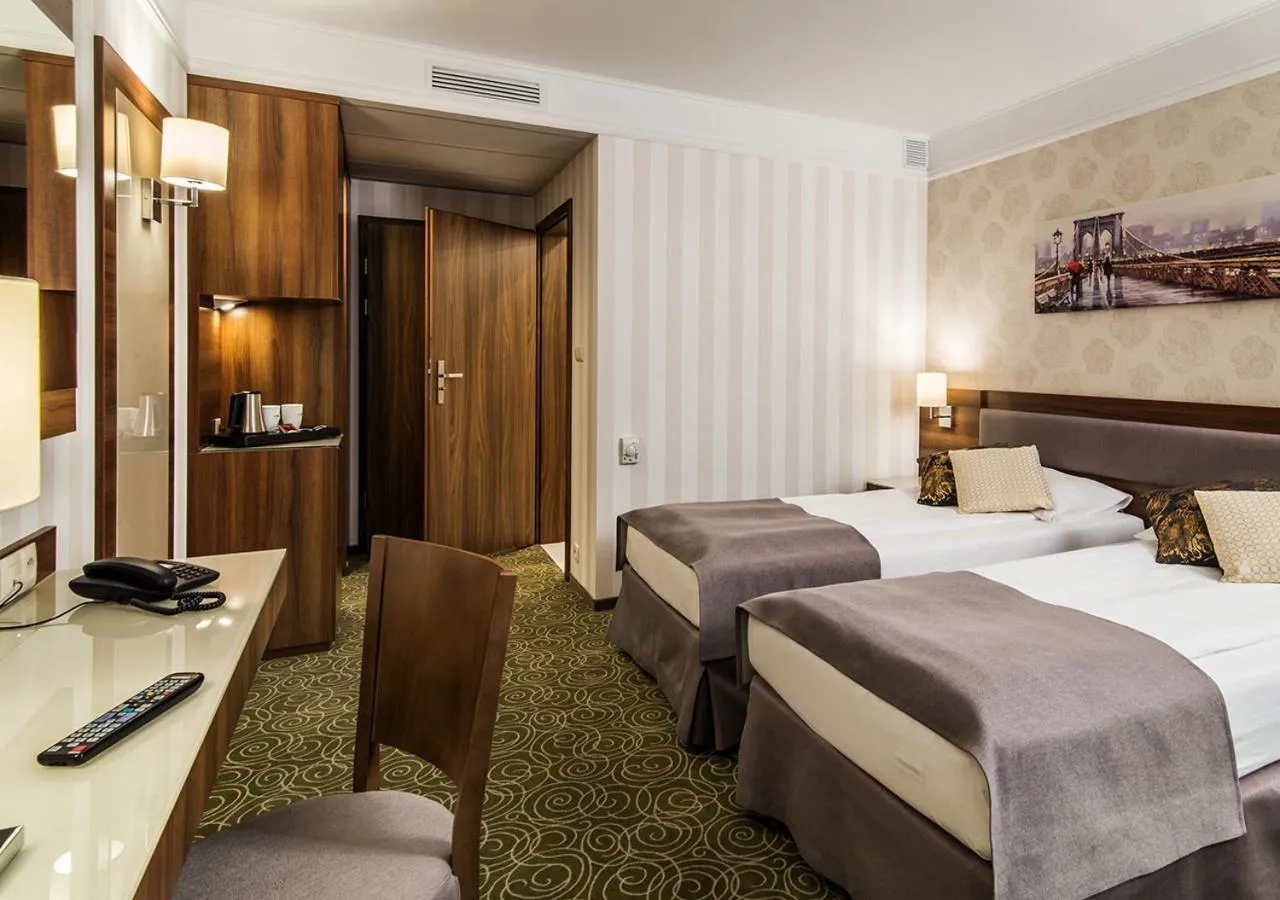 Bed in Hotel Lord - Warsaw Airport