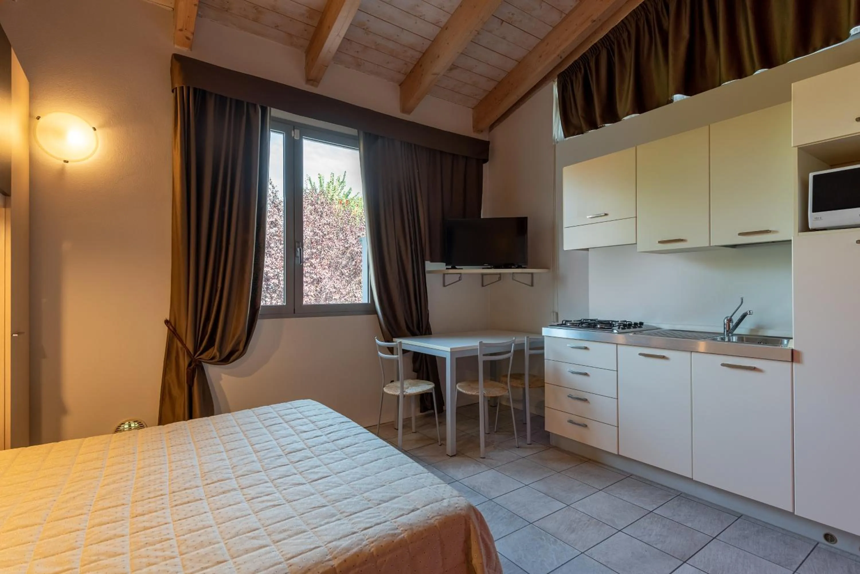 Kitchen or kitchenette, Bed in Hotel Maranello Village