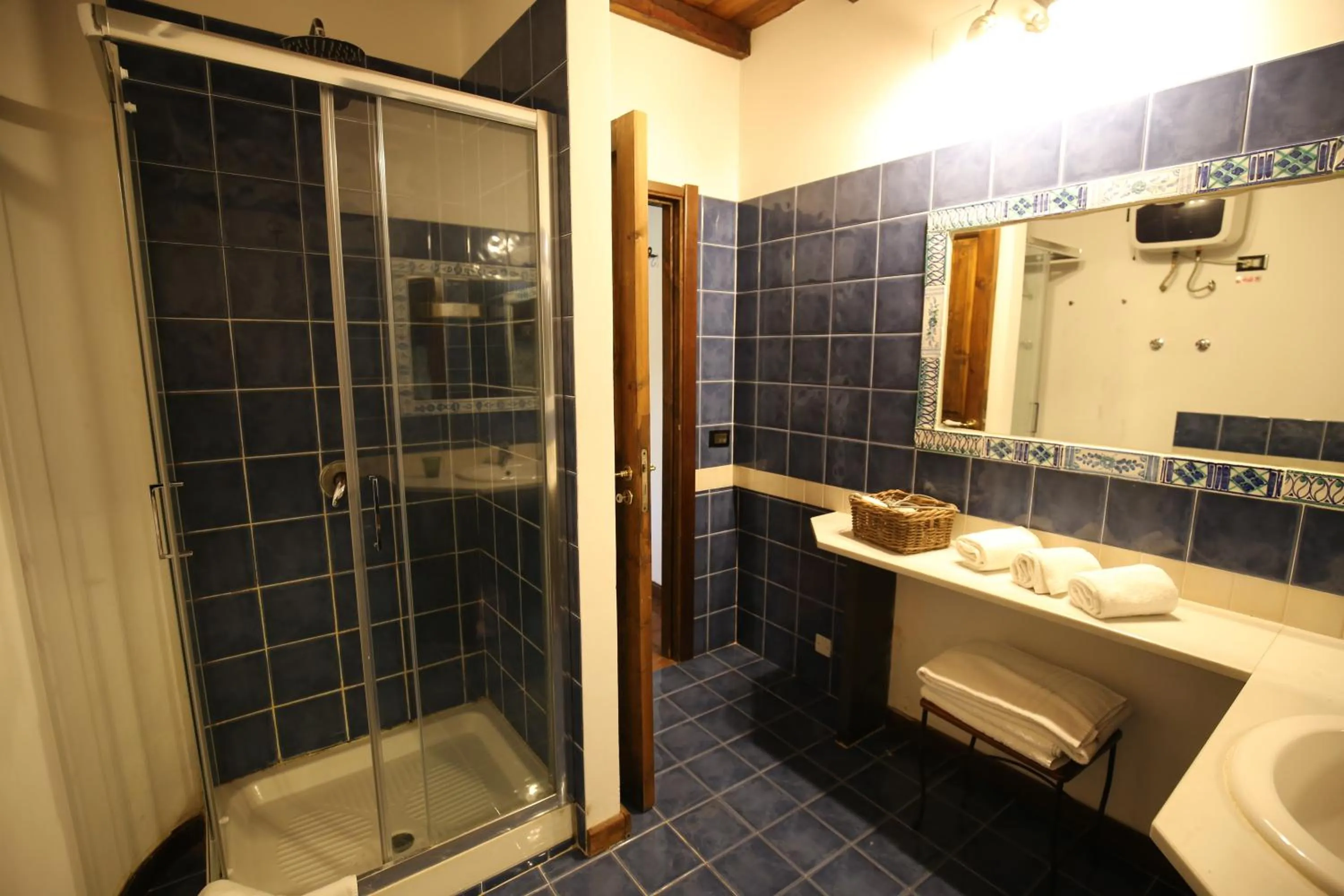 Shower in Villa Dei Papiri Fonte Ciane