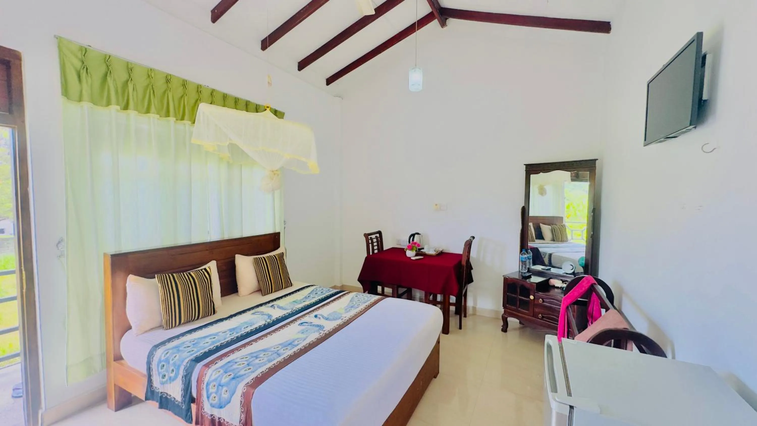 Photo of the whole room, Bed in New Peacock Resort