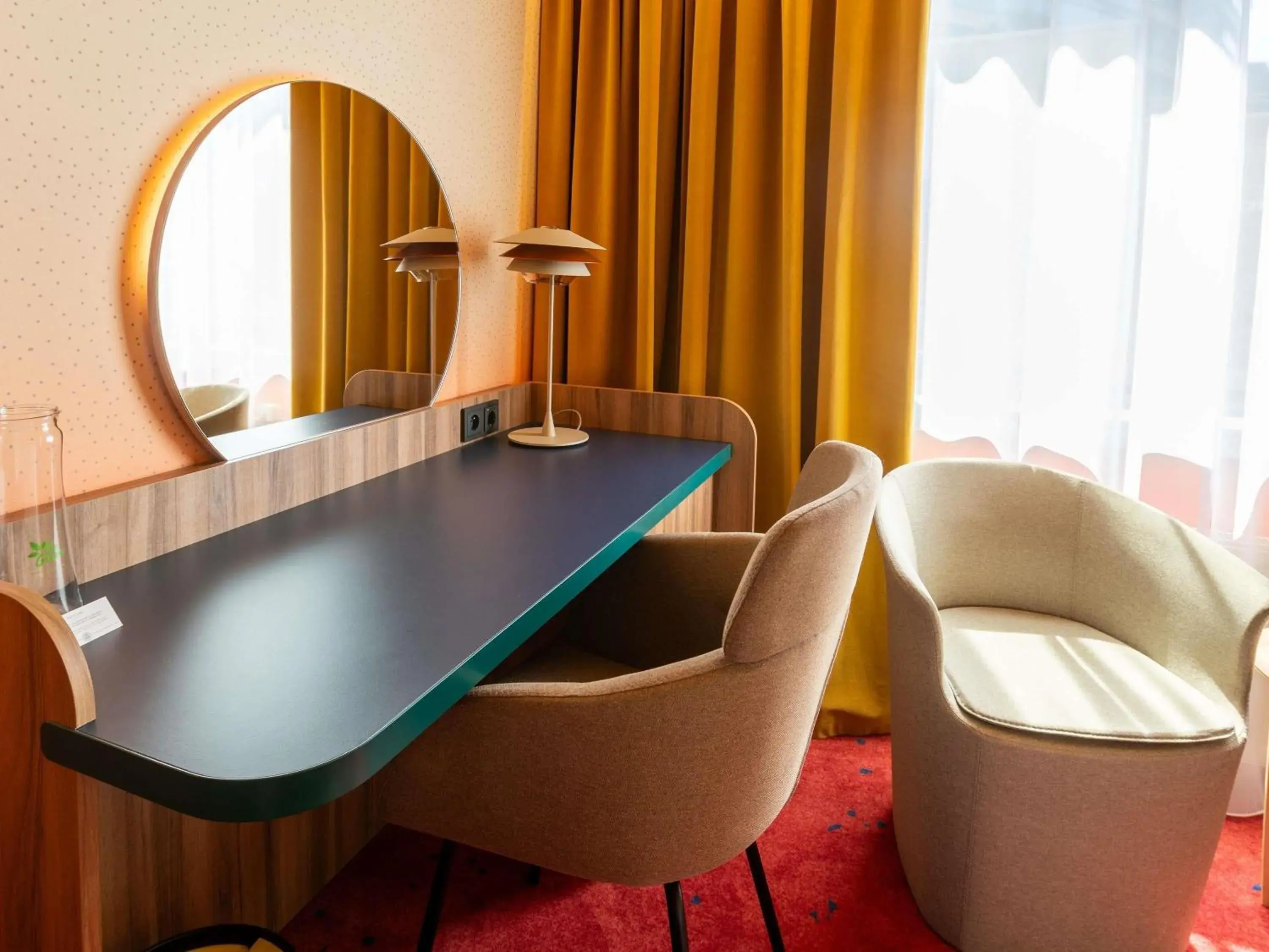 Classic Room with One Double Bed and a Sofa in Mercure Warszawa Centrum Classic Room with One Double Bed and a Sofa in Mercure Warszawa Centrum