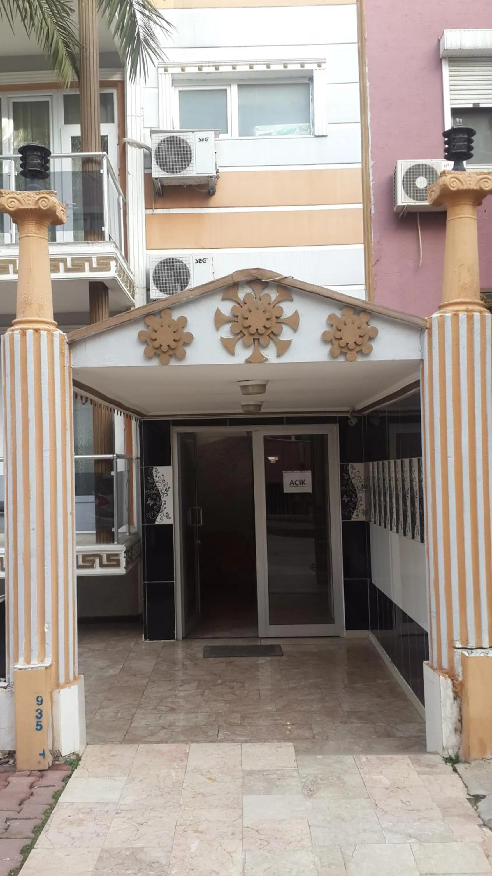 Facade/entrance in Uyar Palace