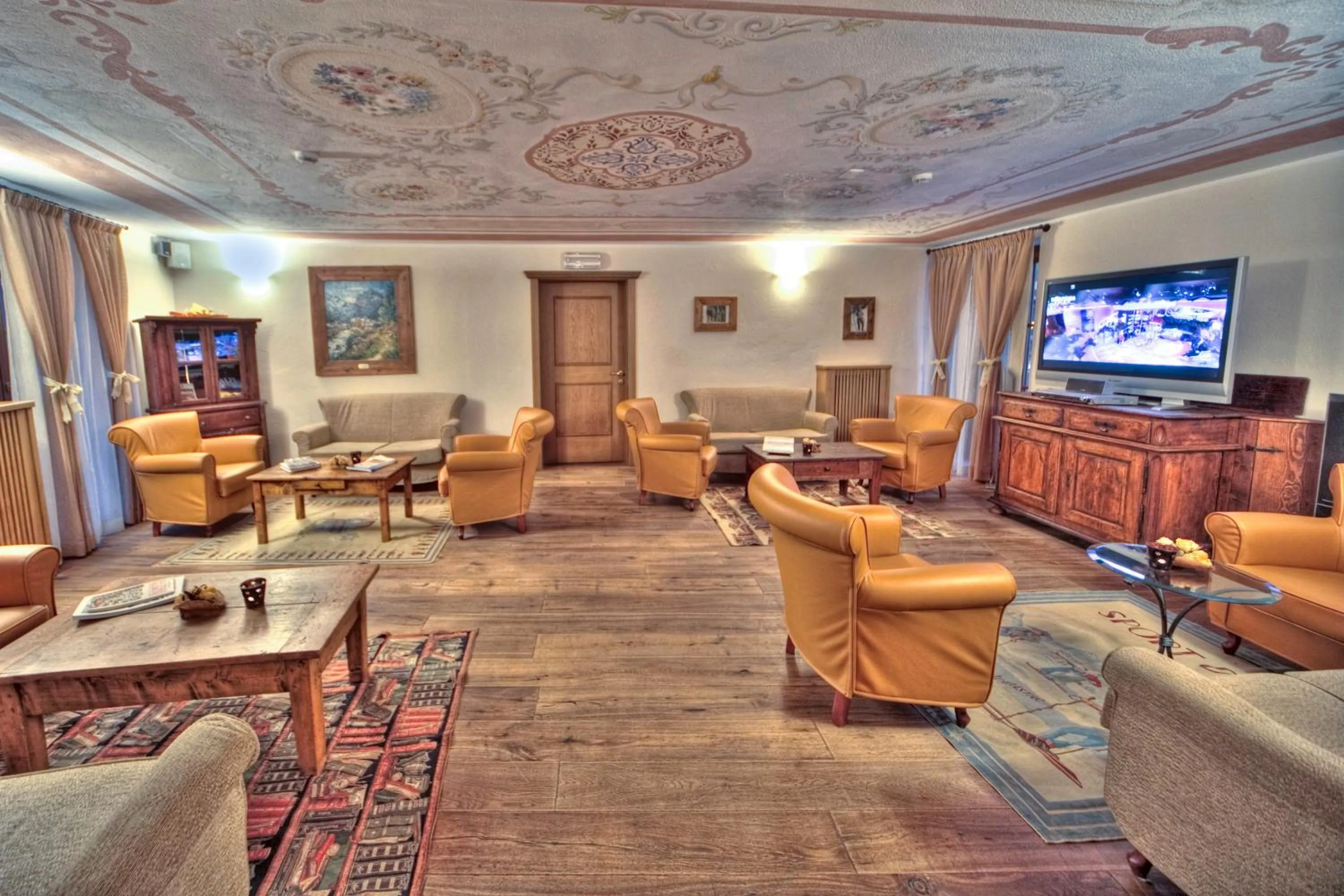 Communal lounge/ TV room in Le Miramonti Hotel Restaurant & Wellness