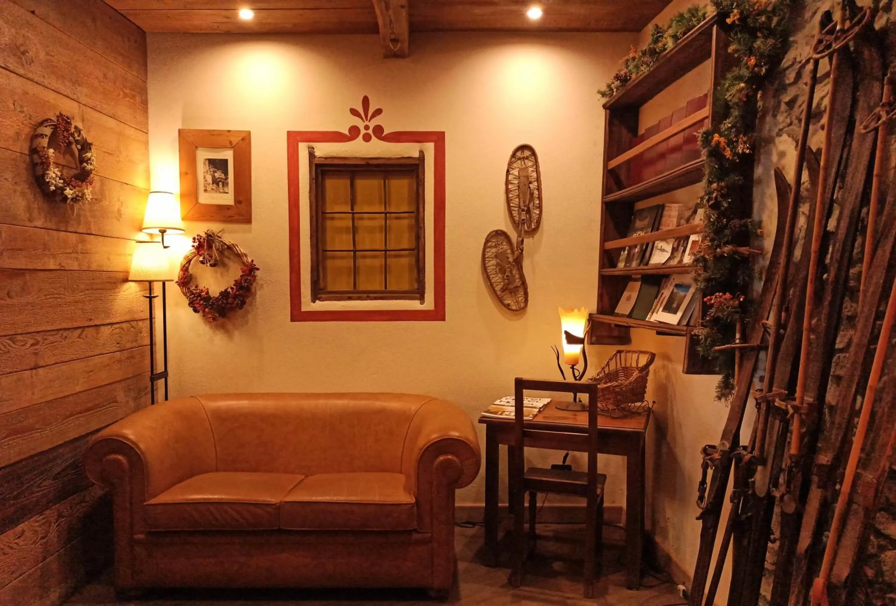 Communal lounge/ TV room in Le Miramonti Hotel Restaurant & Wellness