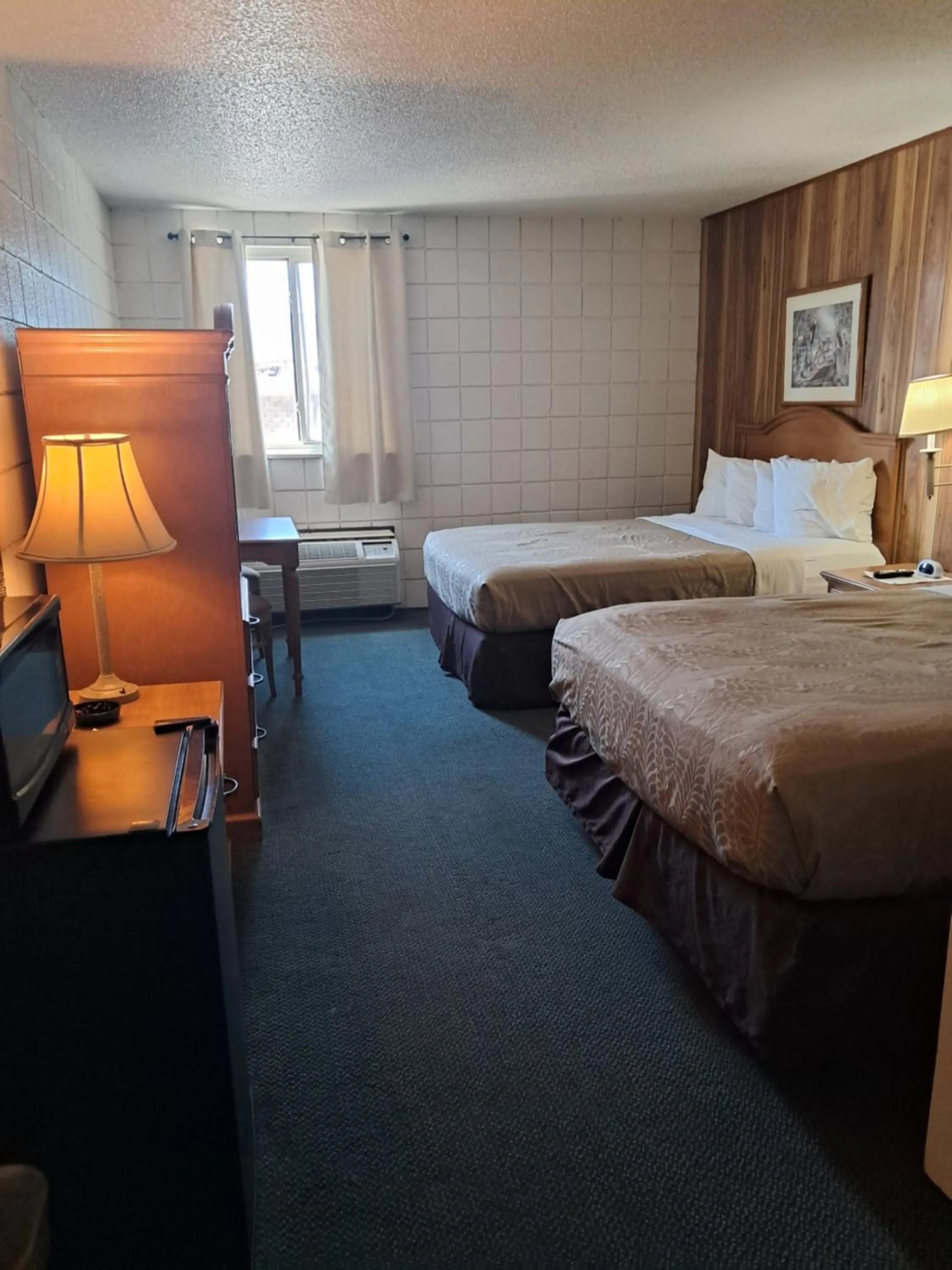 Photo of the whole room, Bed in National 9 Inn Showboat