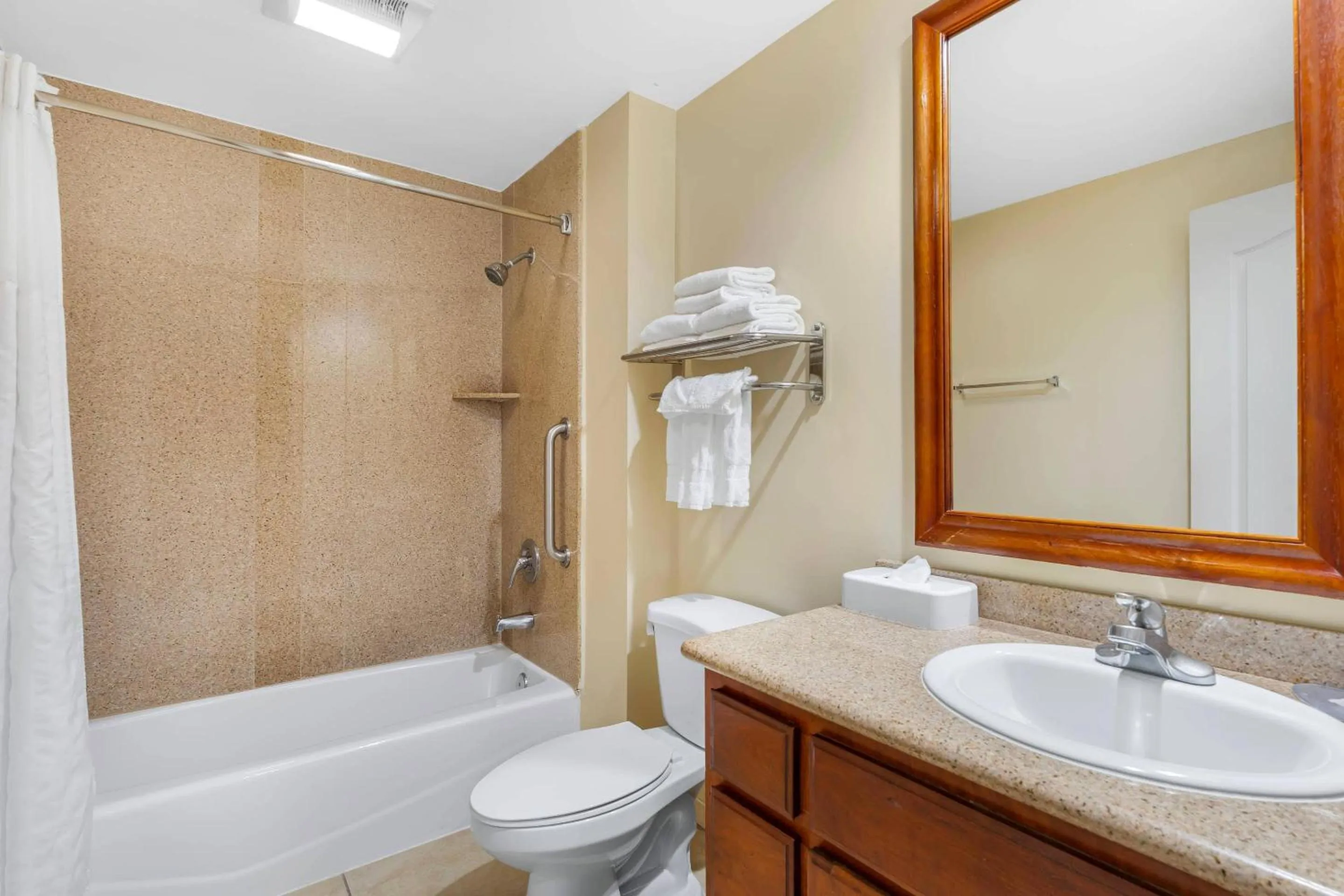 Bedroom in Comfort Inn Cockatoo Near LAX Airport