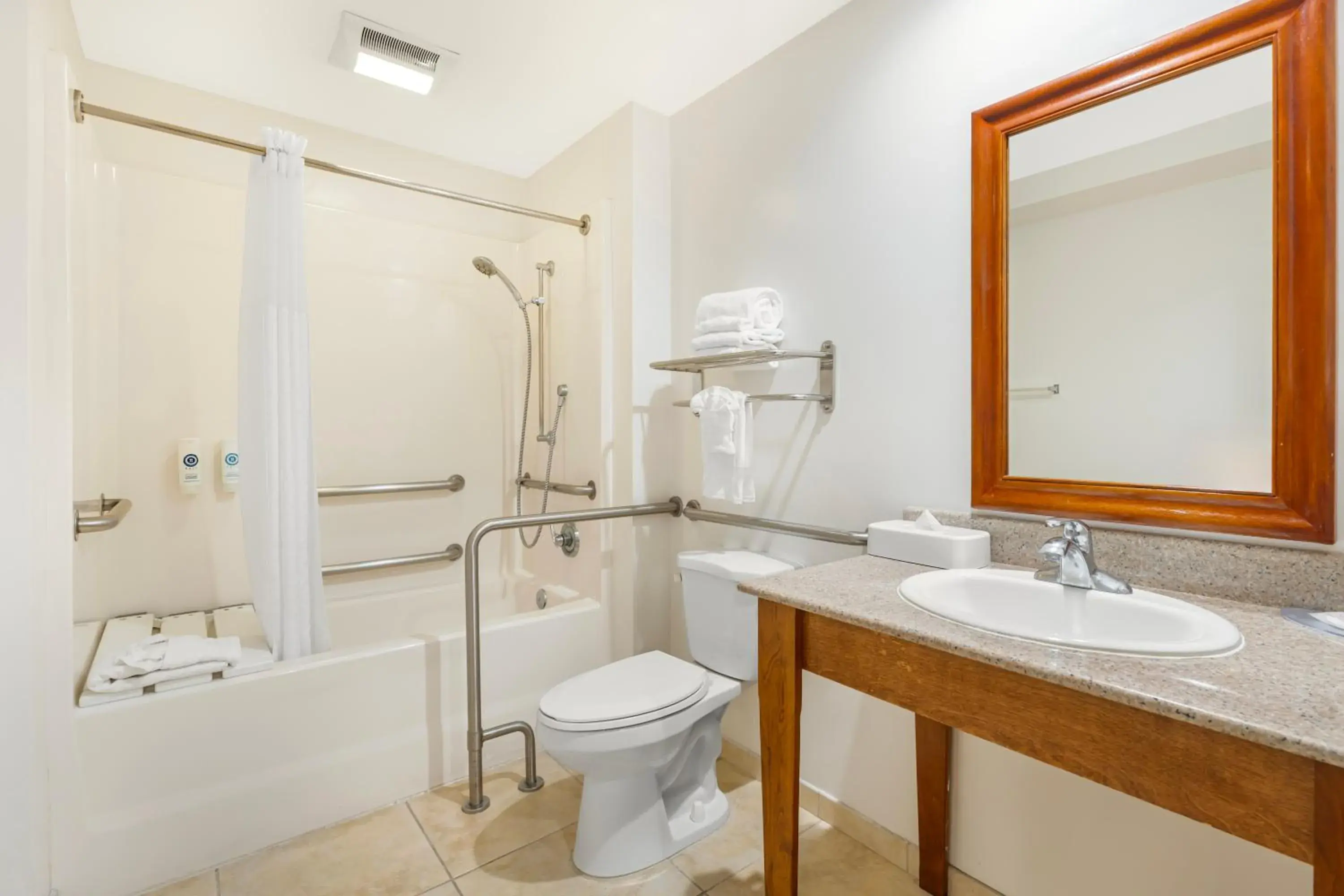 Standard Rom, 1 King Bed, Accessible Tub, Non Smoking in Comfort Inn Cockatoo Near LAX Airport Standard Rom, 1 King Bed, Accessible Tub, Non Smoking in Comfort Inn Cockatoo Near LAX Airport