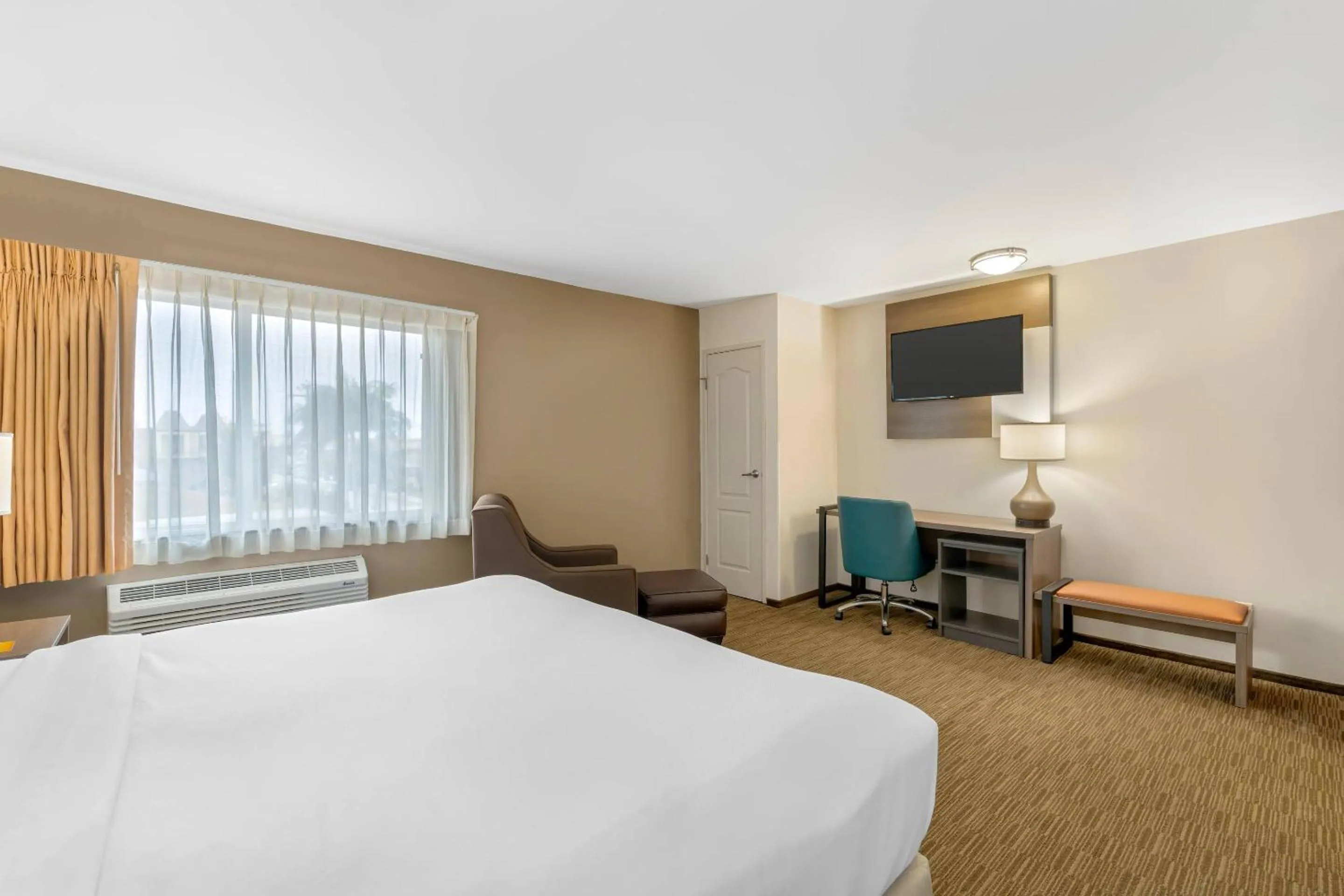 Bedroom, Bed in Comfort Inn Cockatoo Near LAX Airport