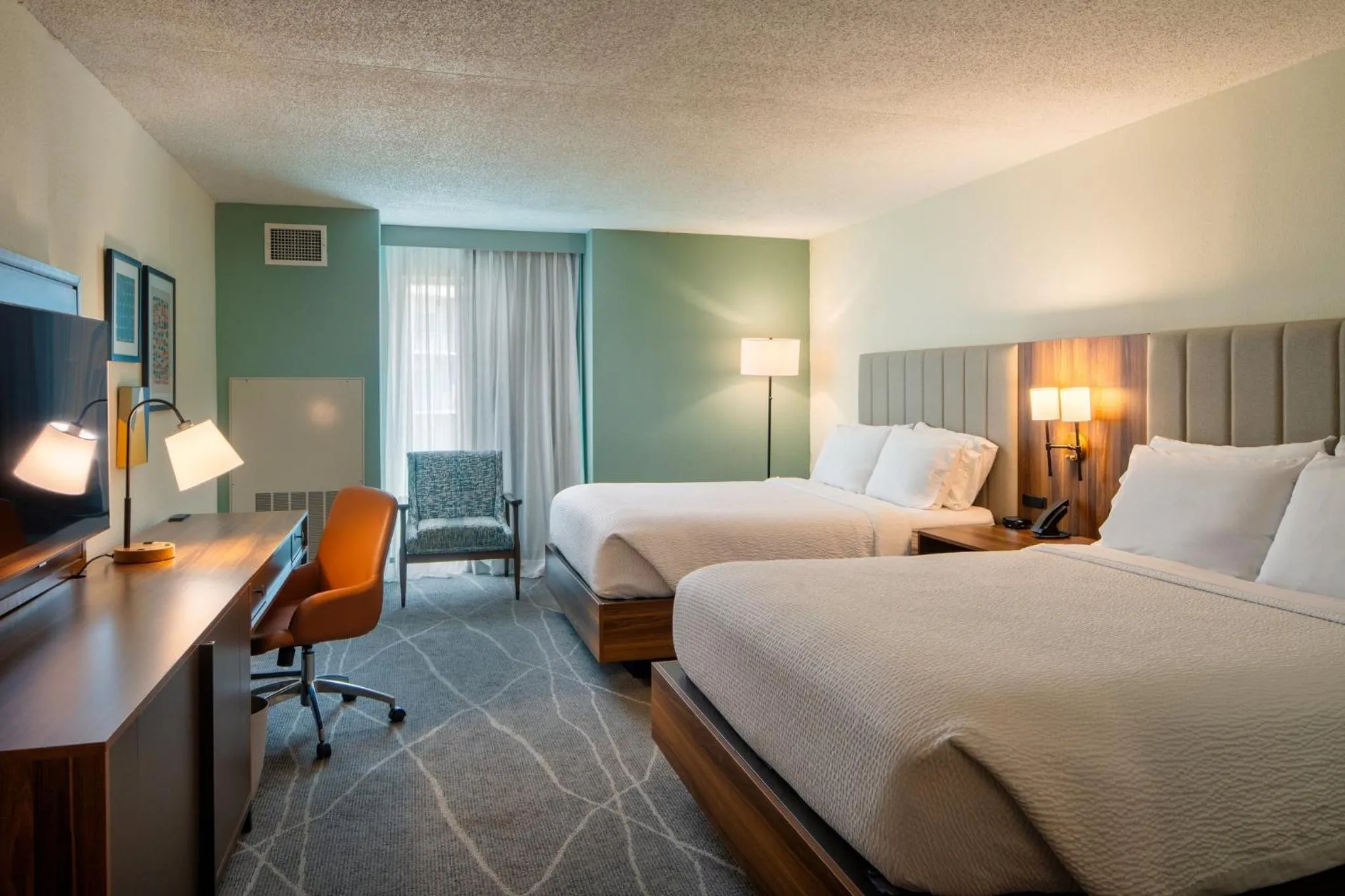 Photo of the whole room, Bed in Holiday Inn Express & Suites Charleston DWTN -Westedge by IHG