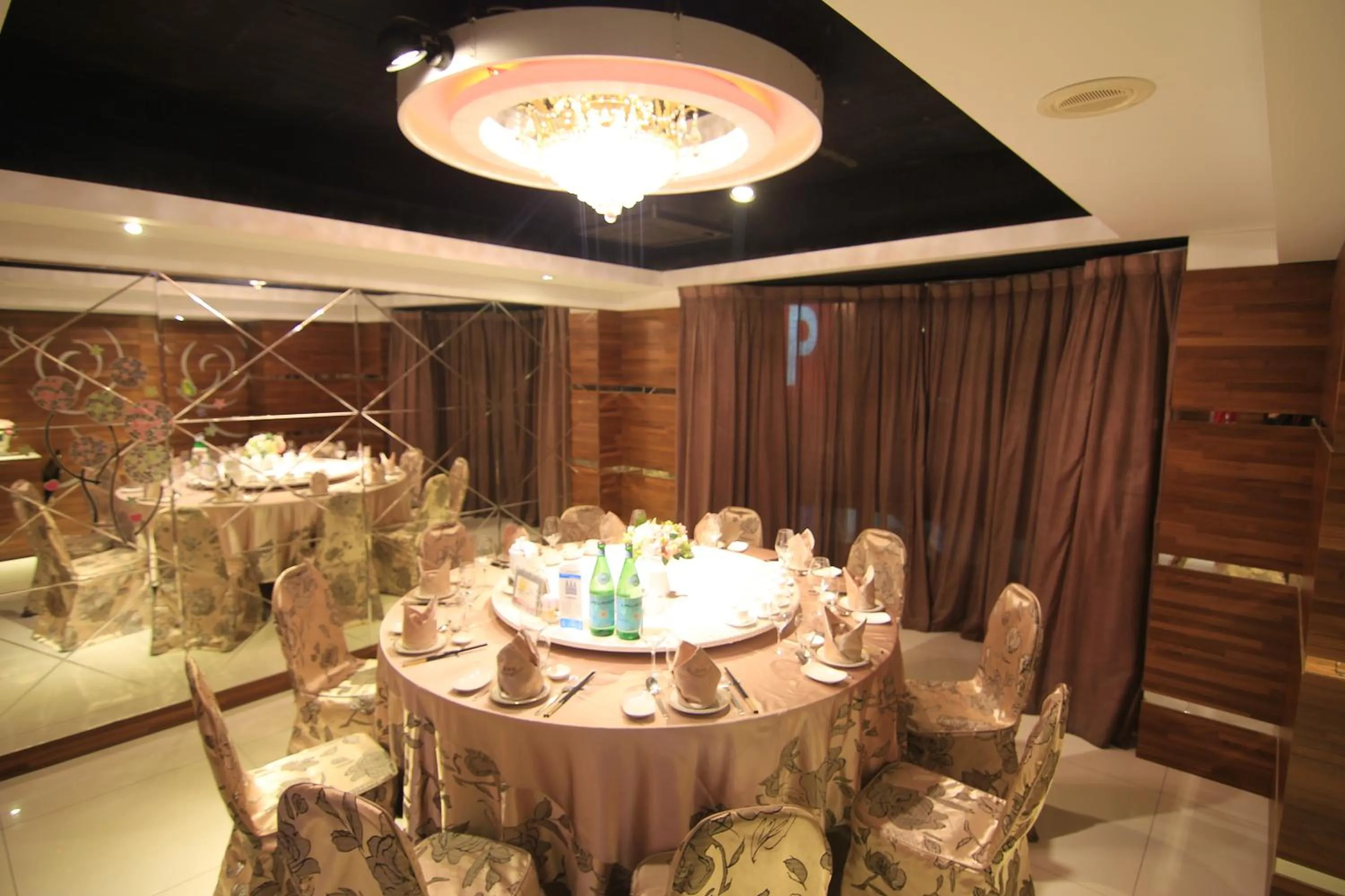 Restaurant/places to eat in Wonderful Hall Hotel