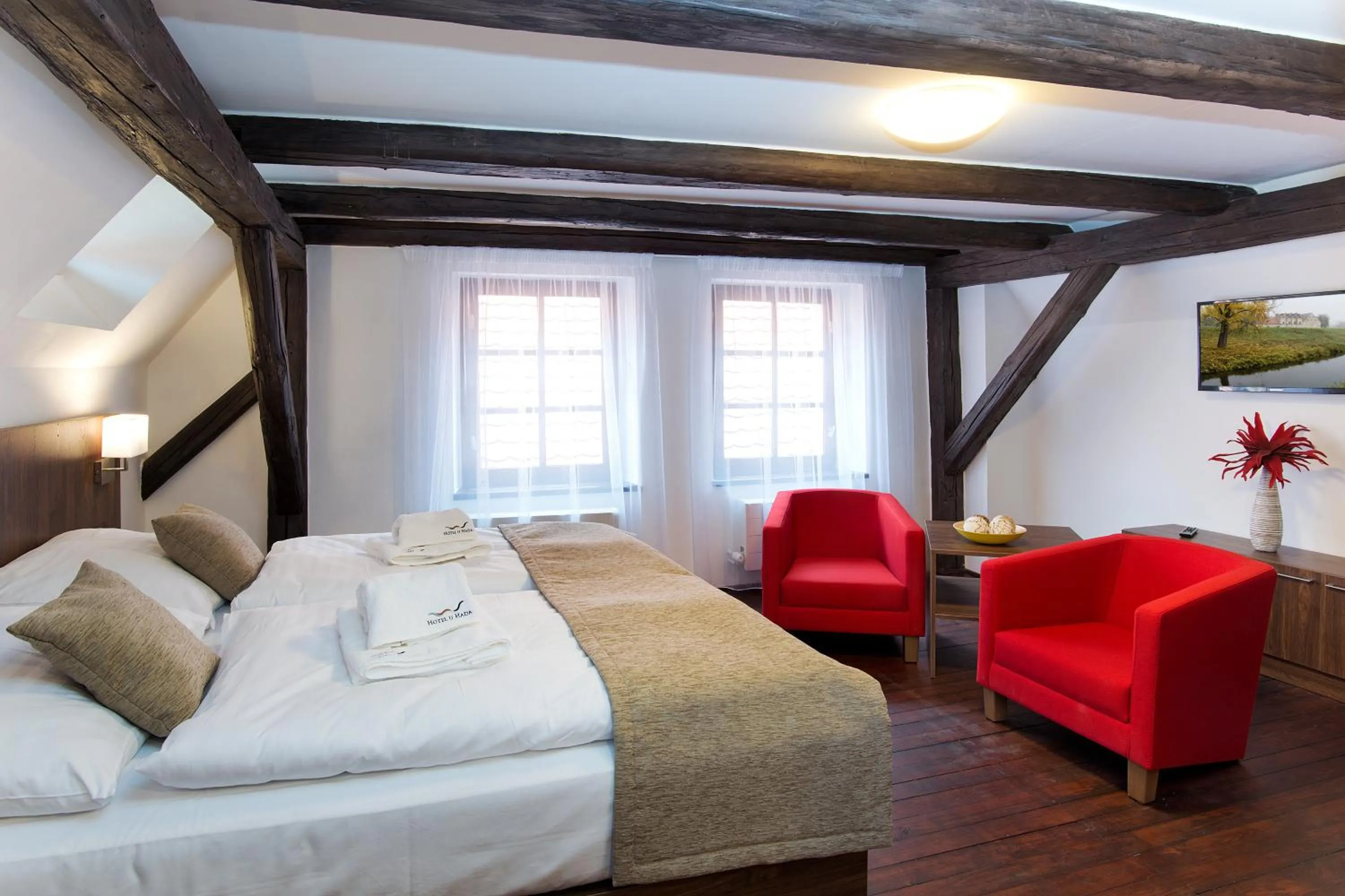 Seating area, Bed in Hotel U Hada Žatec