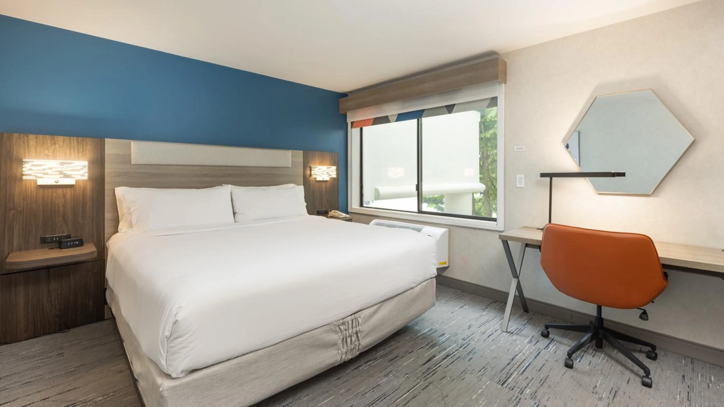 Photo of the whole room, Bed in Holiday Inn Express Bellingham by IHG