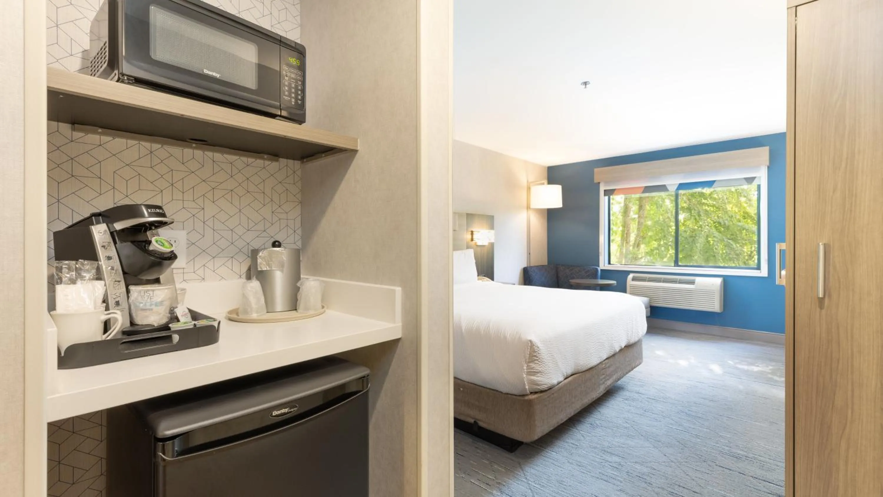 Photo of the whole room, Bed in Holiday Inn Express Bellingham by IHG