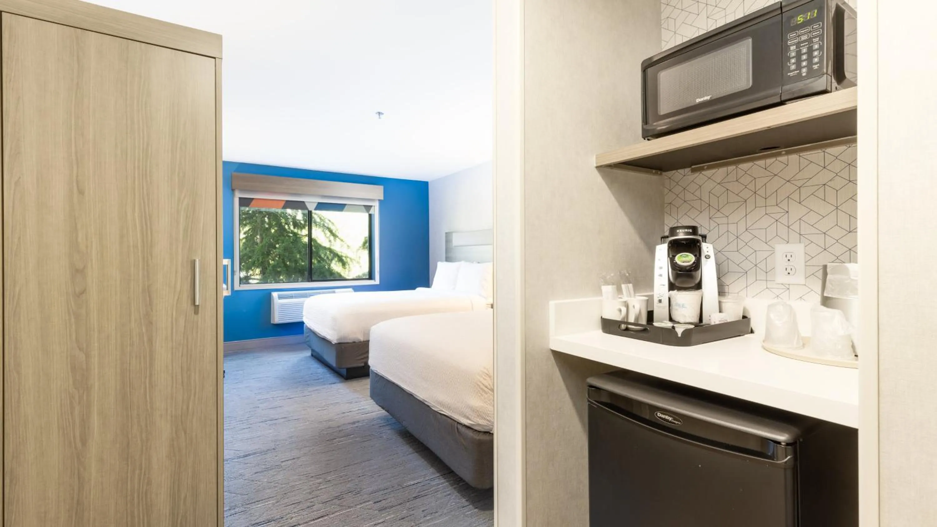 Photo of the whole room, Bed in Holiday Inn Express Bellingham by IHG