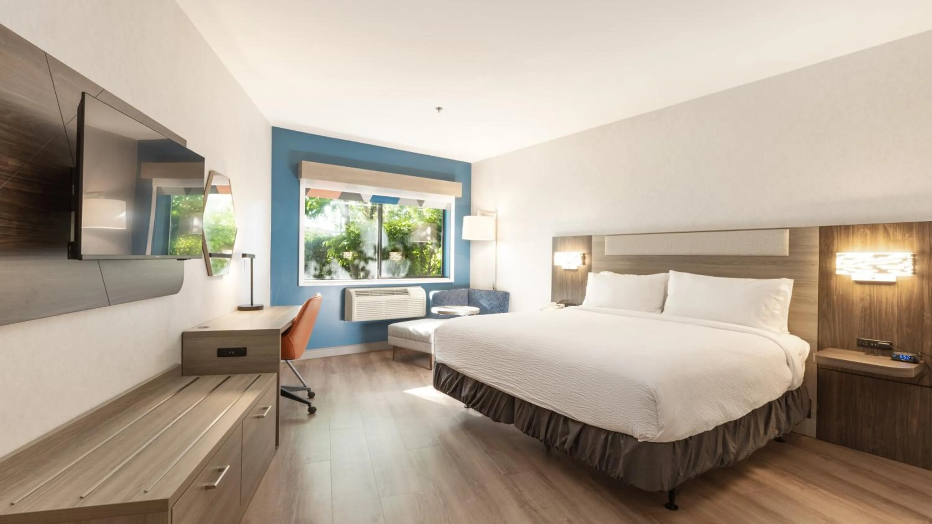 Photo of the whole room, Bed in Holiday Inn Express Bellingham by IHG