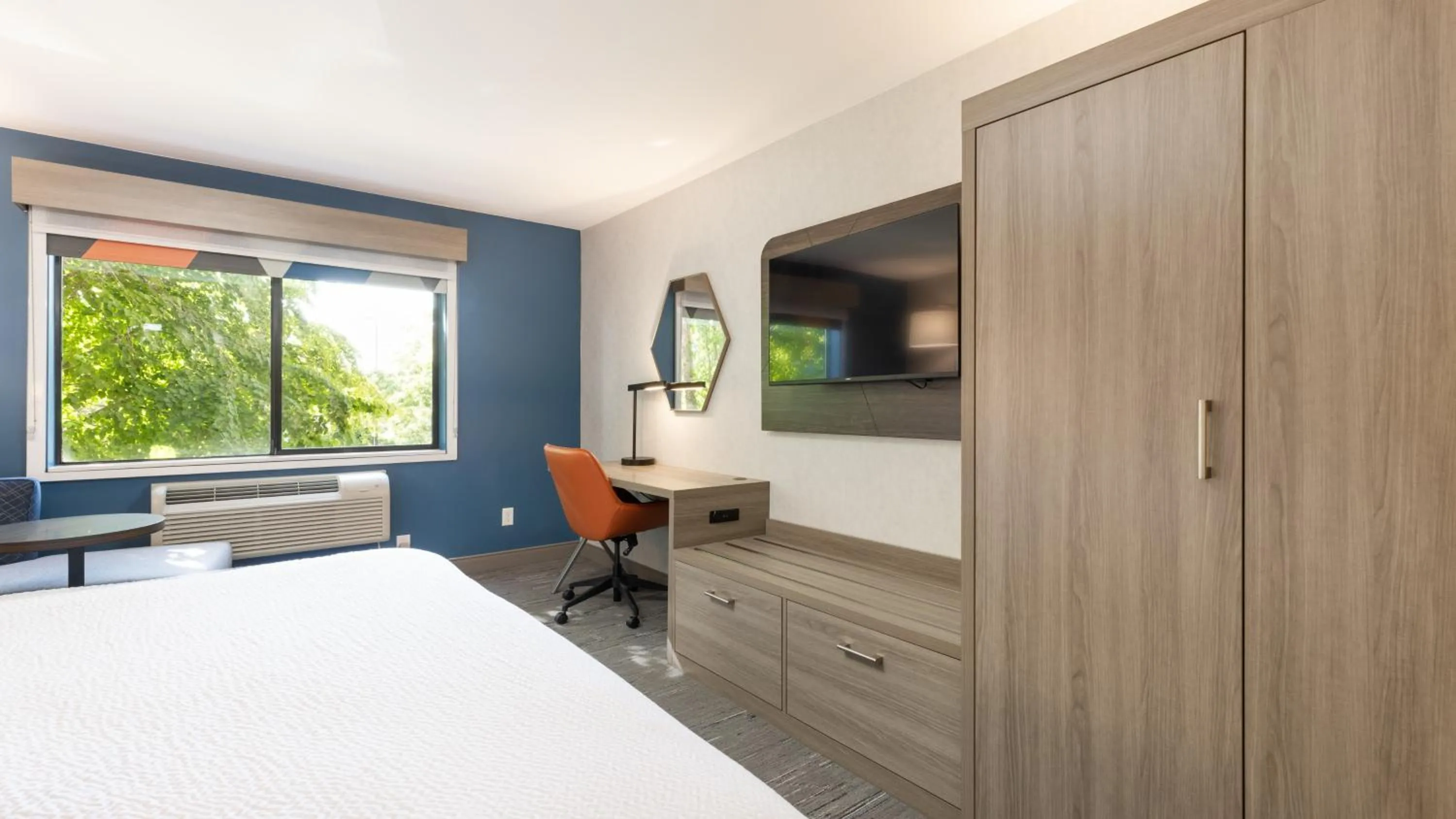 Photo of the whole room, Bed in Holiday Inn Express Bellingham by IHG